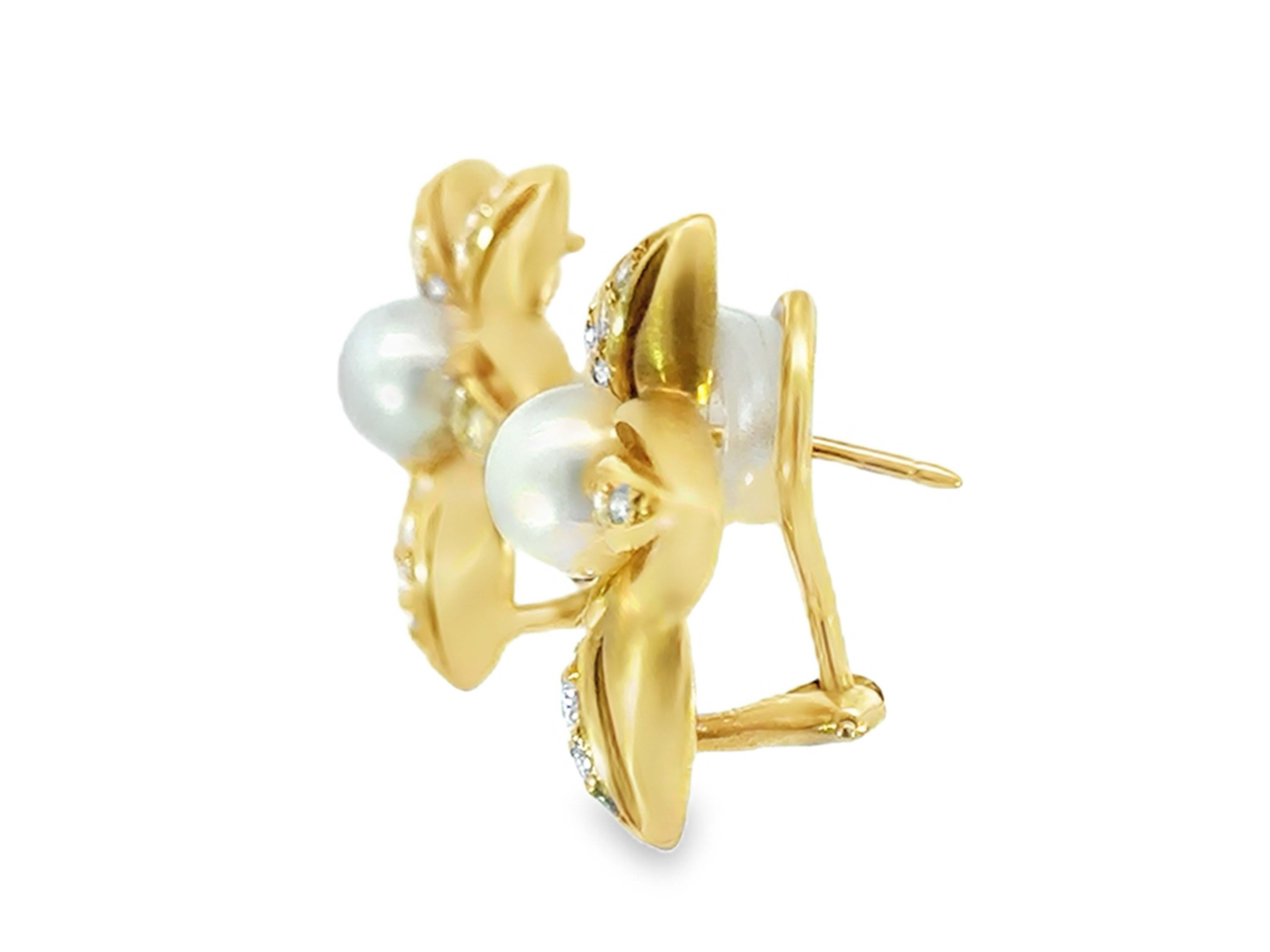 Donna Orecchini a fiore con centro di perla e petali di diamante in oro giallo satinato 18 carati in vendita