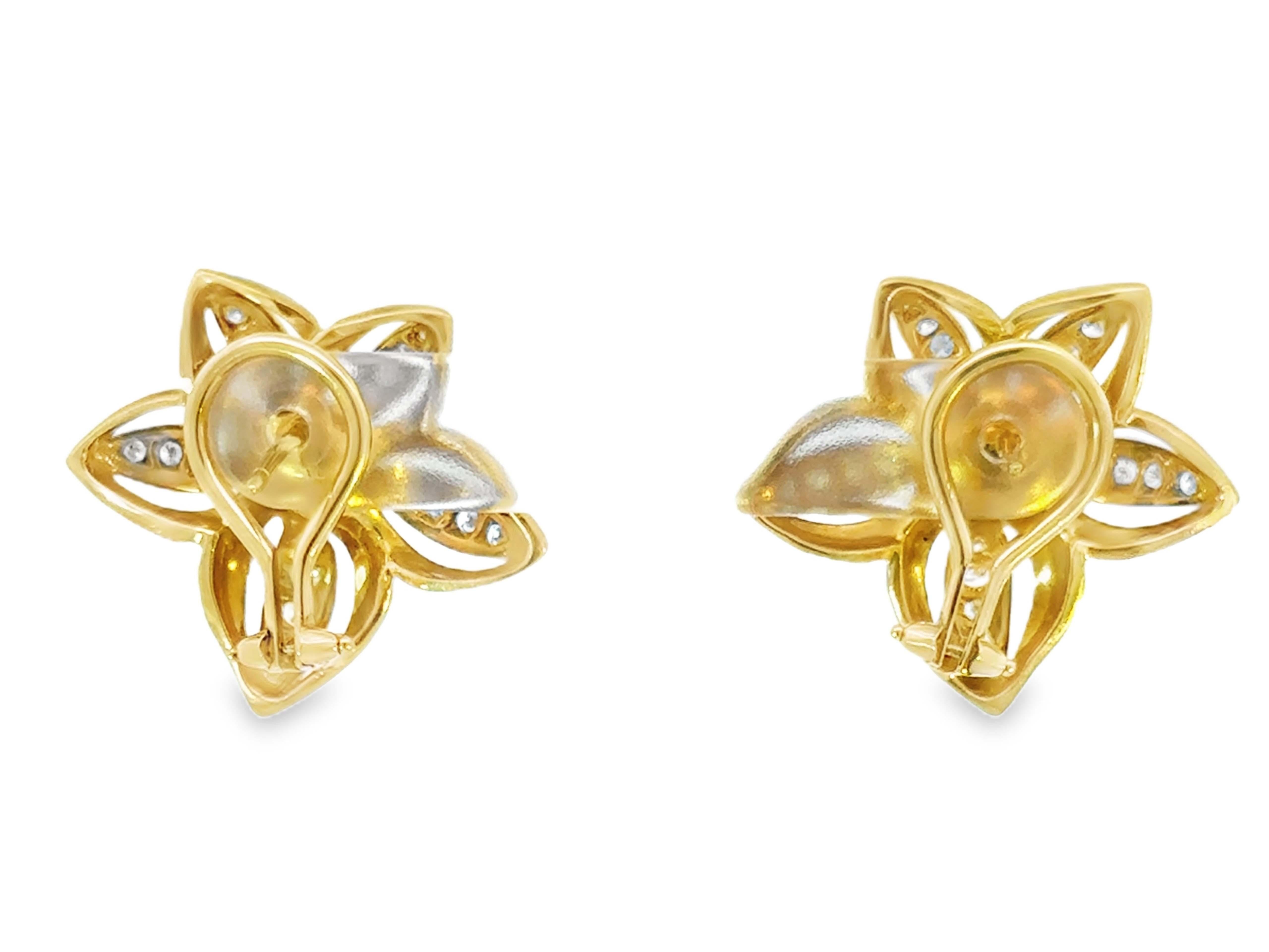 Orecchini a fiore con centro di perla e petali di diamante in oro giallo satinato 18 carati in vendita 1
