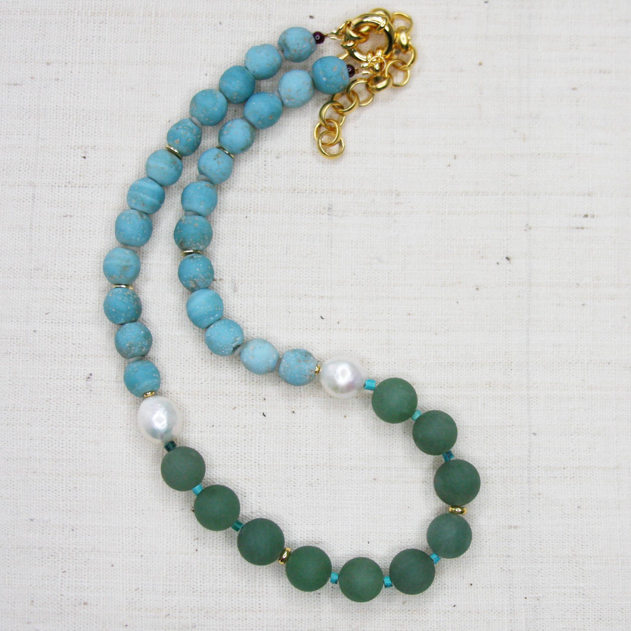 Ce collier est composé de perles baroques naturelles, de perles en céramique faites à la main et de pierres précieuses en aventurine. Il s'inspire de la peinture de Monet intitulée 
