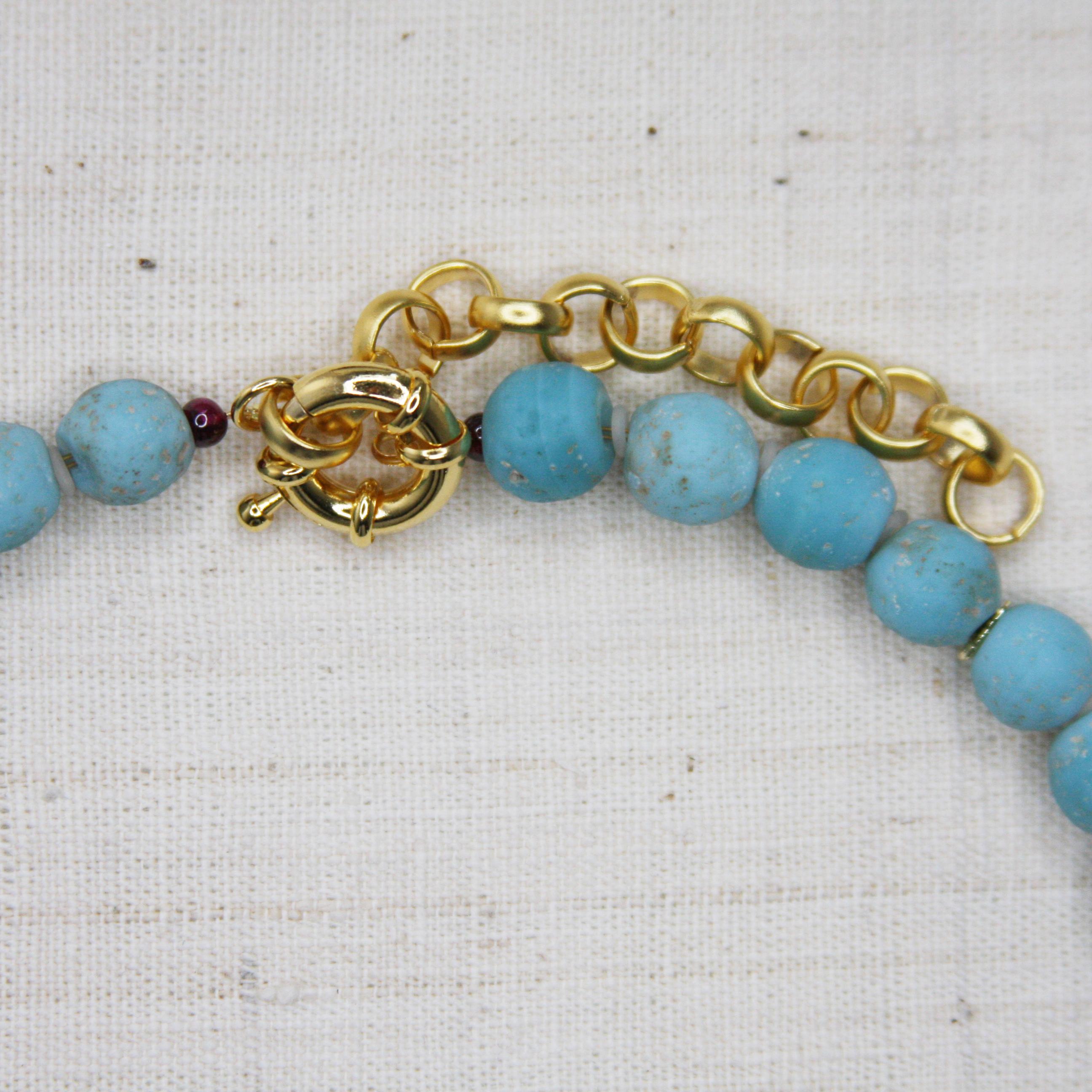 Halskette aus Perlen und Keramikperlen - The Almond Blossoms II von Bombyx House (Kunsthandwerker*in) im Angebot