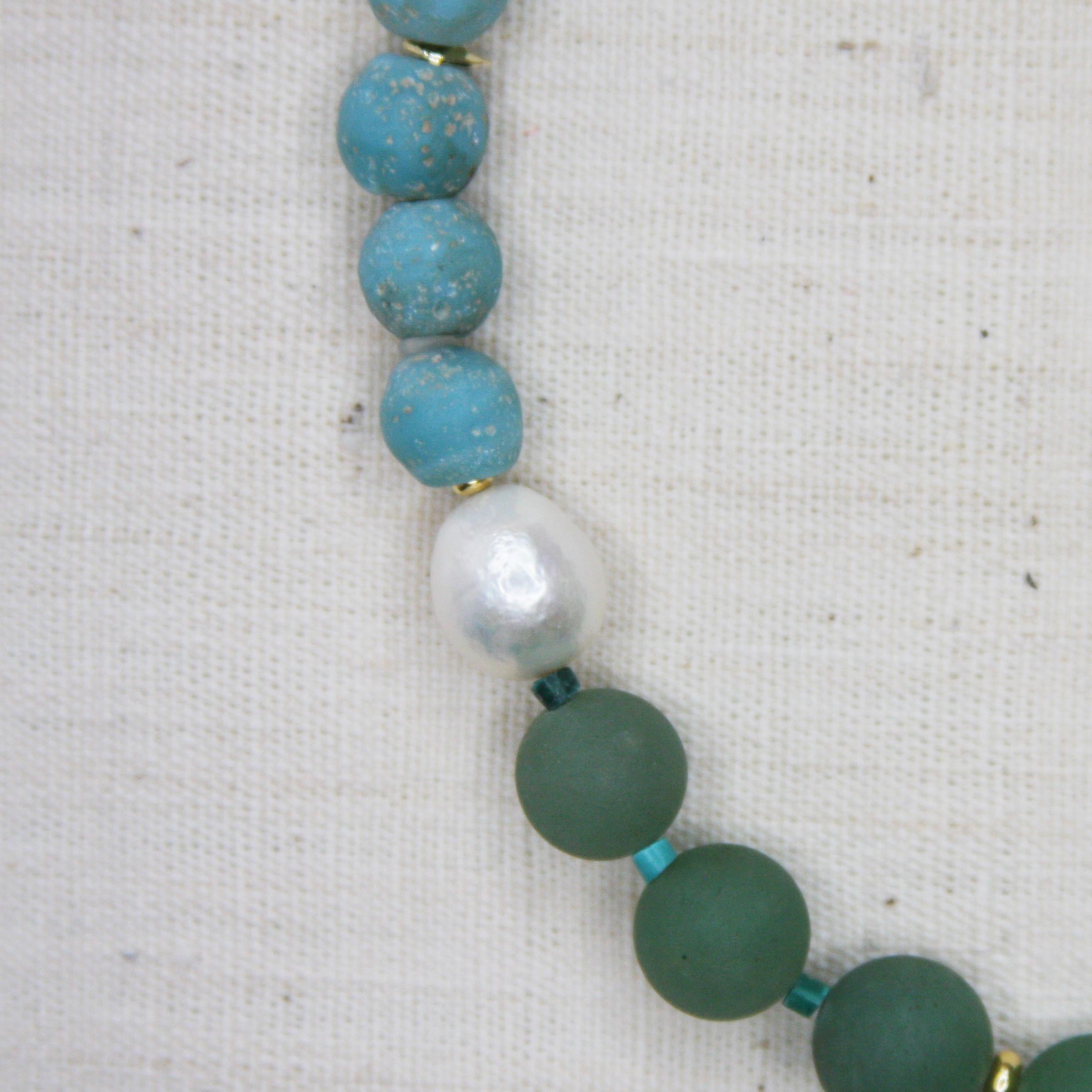 Halskette aus Perlen und Keramikperlen - The Almond Blossoms II von Bombyx House im Zustand „Neu“ im Angebot in Westport, CT