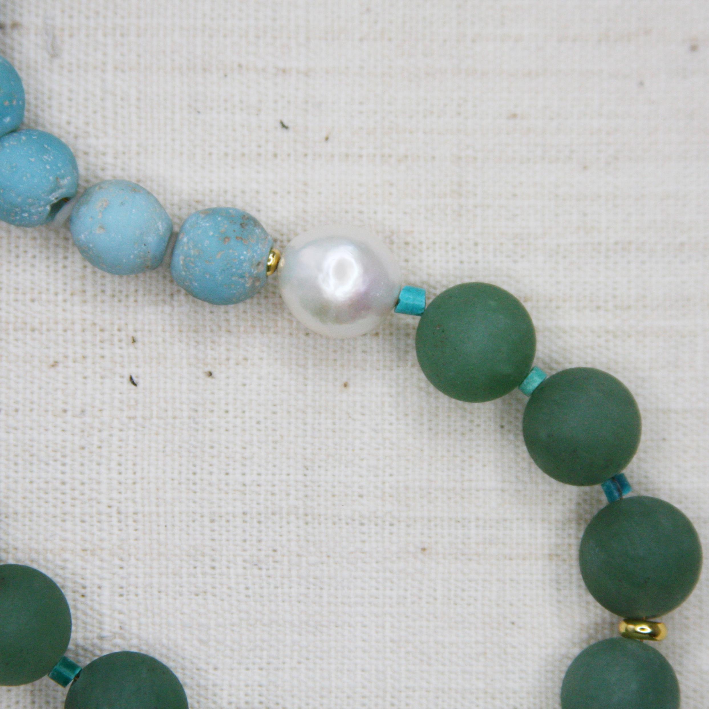 Halskette aus Perlen und Keramikperlen - The Almond Blossoms II von Bombyx House im Angebot 1
