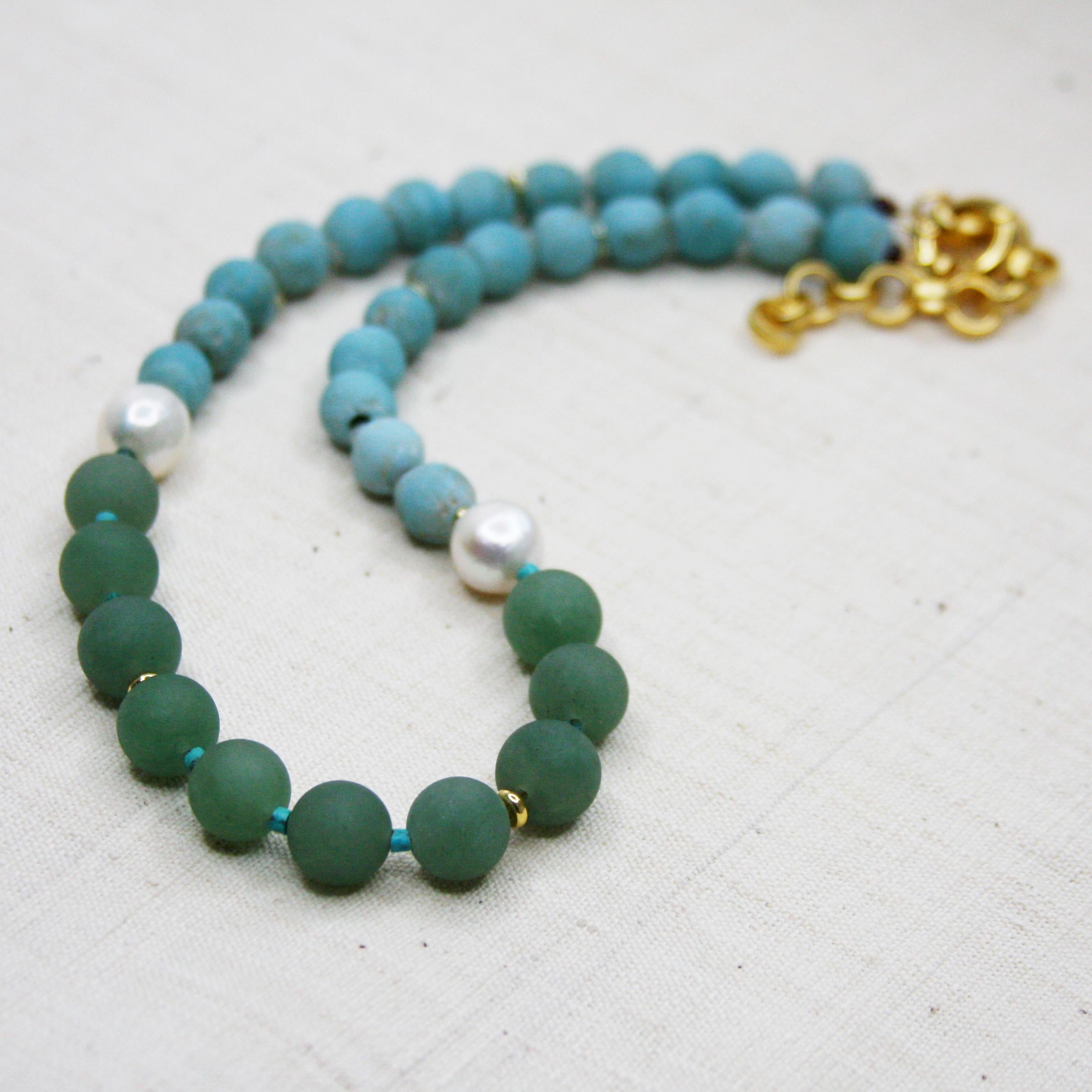 Halskette aus Perlen und Keramikperlen - The Almond Blossoms II von Bombyx House im Angebot 3