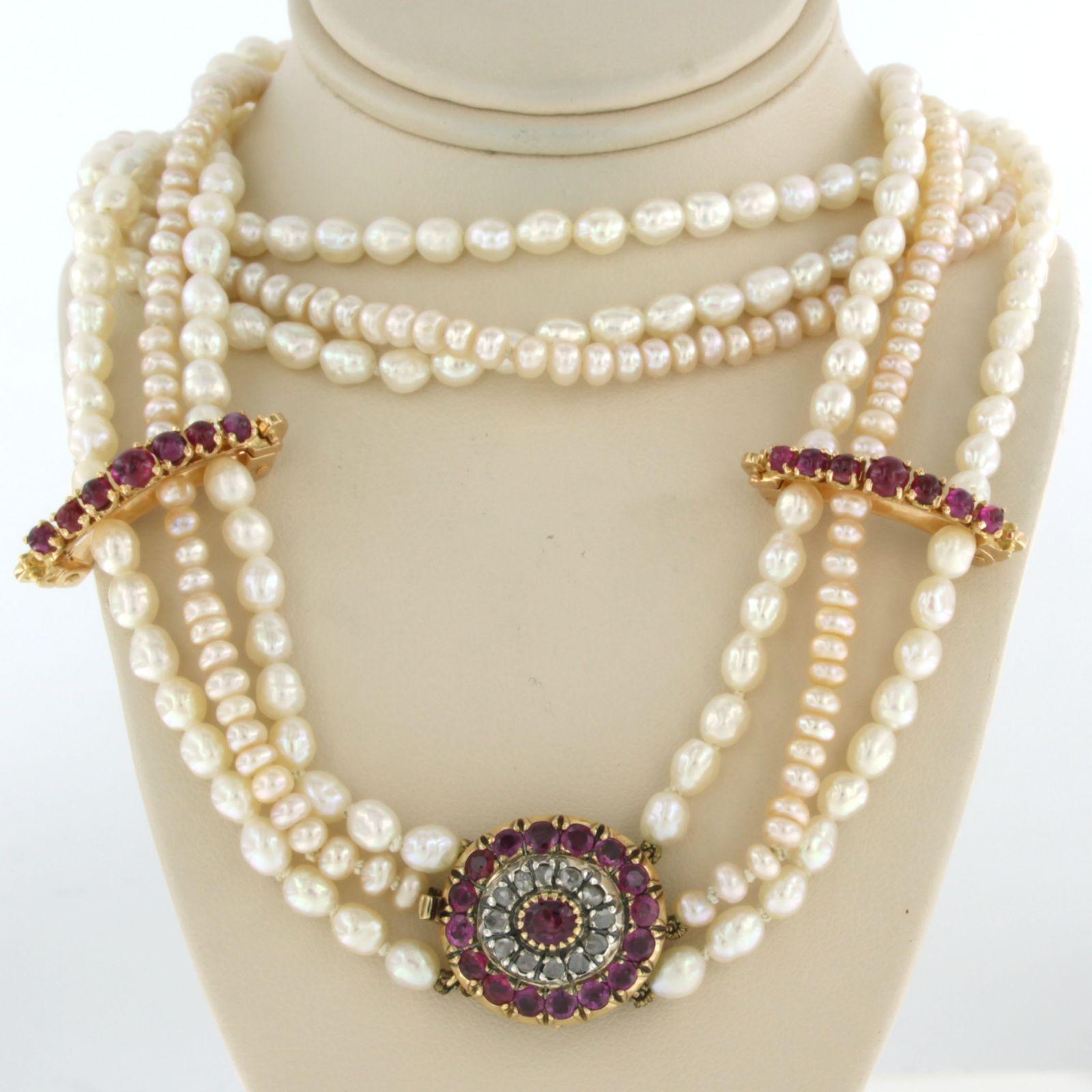 18k yellow gold with silver clasp set with ruby ​​and rose diamonds on a three-strand pearl beaded necklace, with gold centers set with ruby, 85 cm long

detailed description:

the length of the pearl necklace is 85 cm long and the total width is