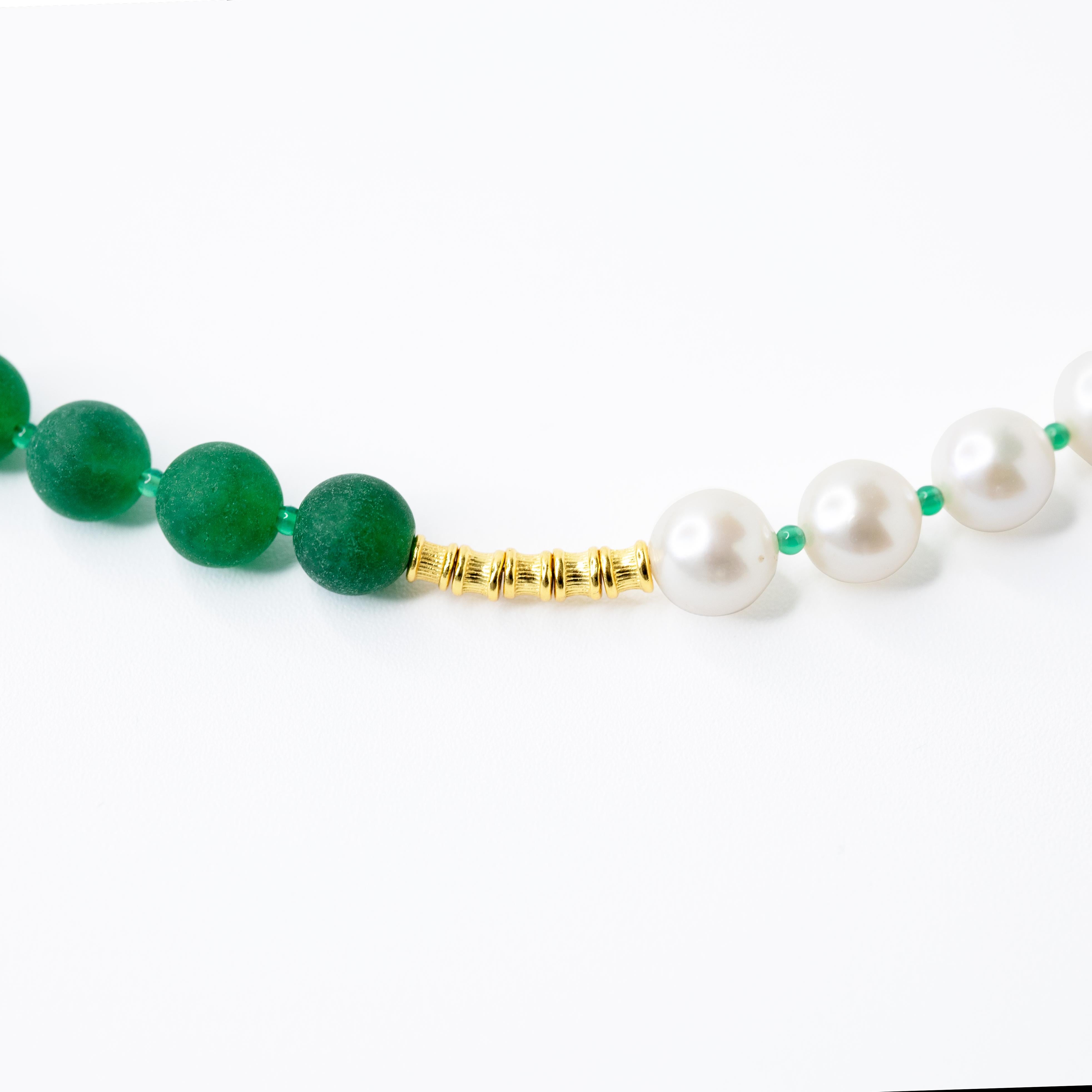 Diese Halskette ist aus natürlichen Süßwasserperlen gefertigt,  Perlen aus Chalcedon und 22K vergoldetem Sterlingsilber, inspiriert durch das Ölgemälde 