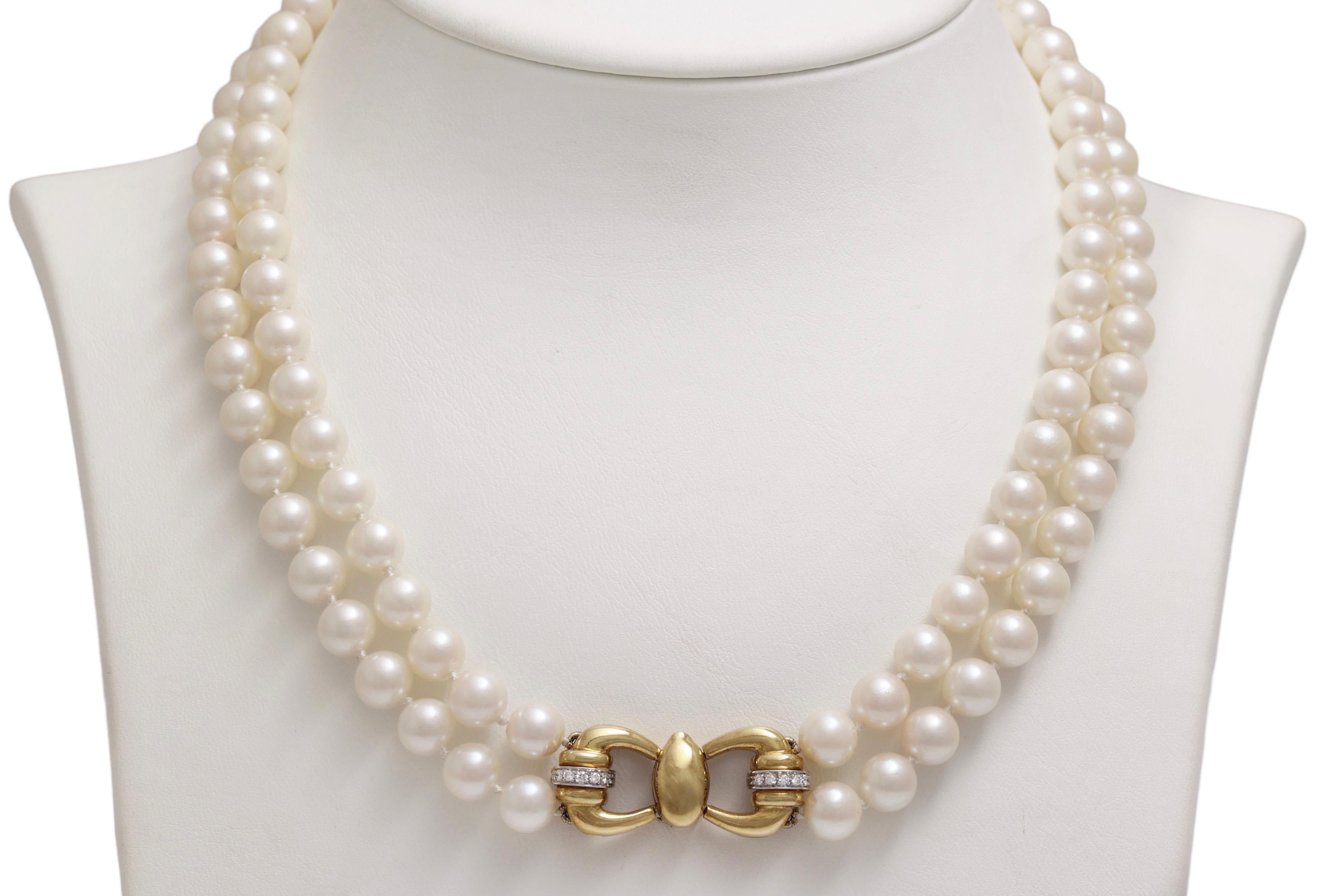 Artigiano Collana a girocollo di perle con 18 kt. Serratura a forma di fiocco in oro con diamanti in vendita