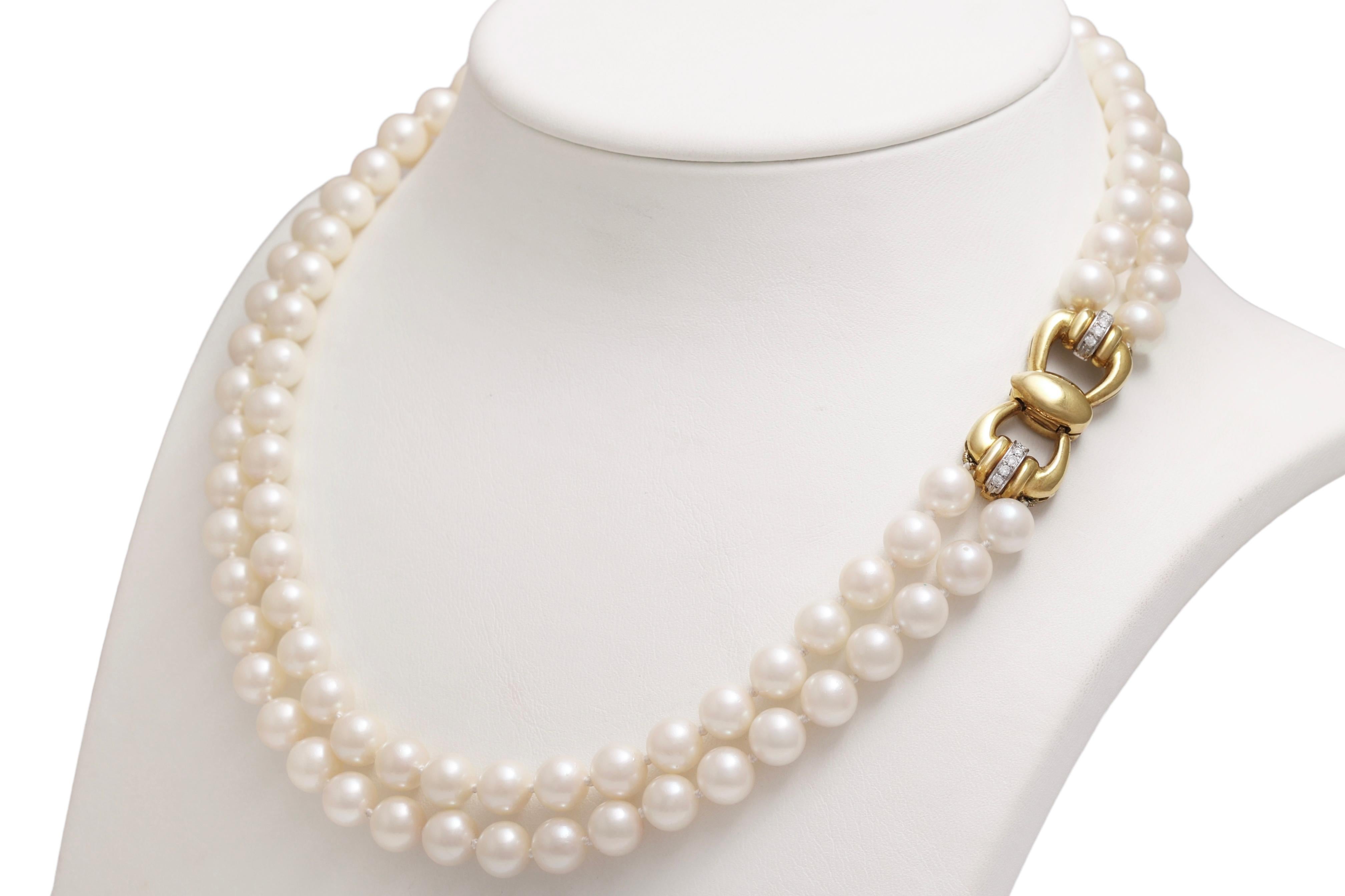 Taglio rotondo Collana a girocollo di perle con 18 kt. Serratura a forma di fiocco in oro con diamanti in vendita