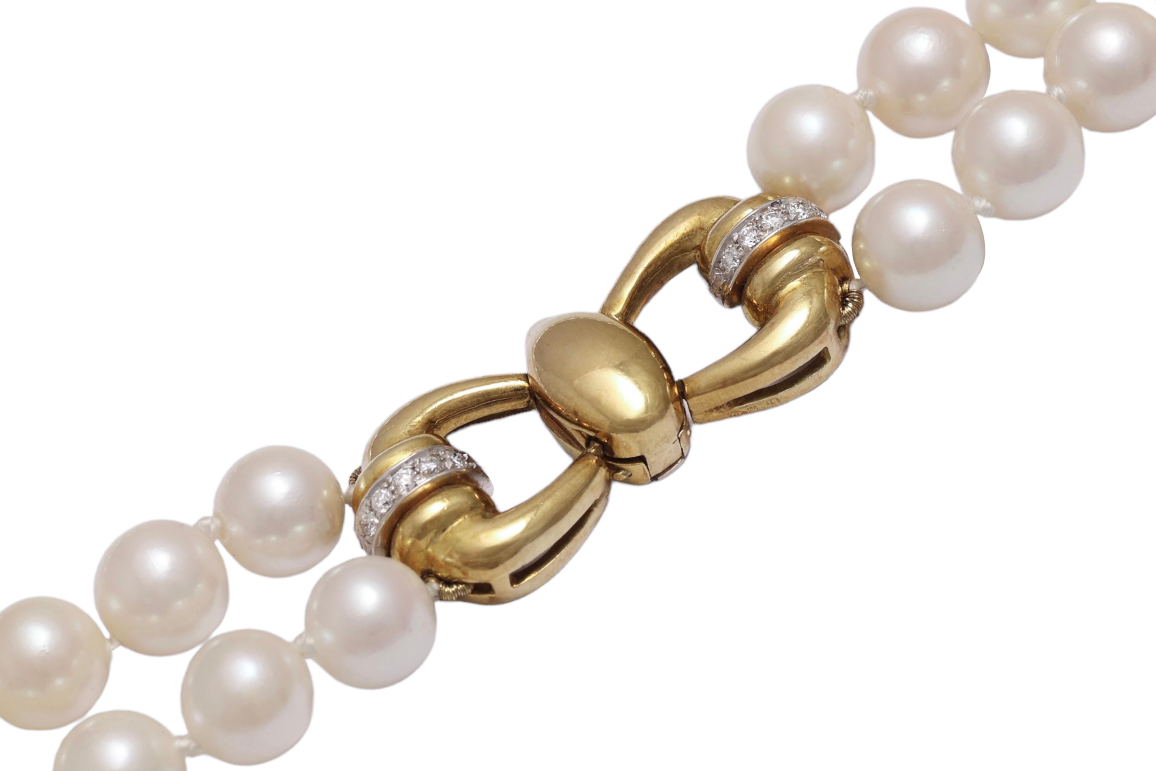 Donna Collana a girocollo di perle con 18 kt. Serratura a forma di fiocco in oro con diamanti in vendita