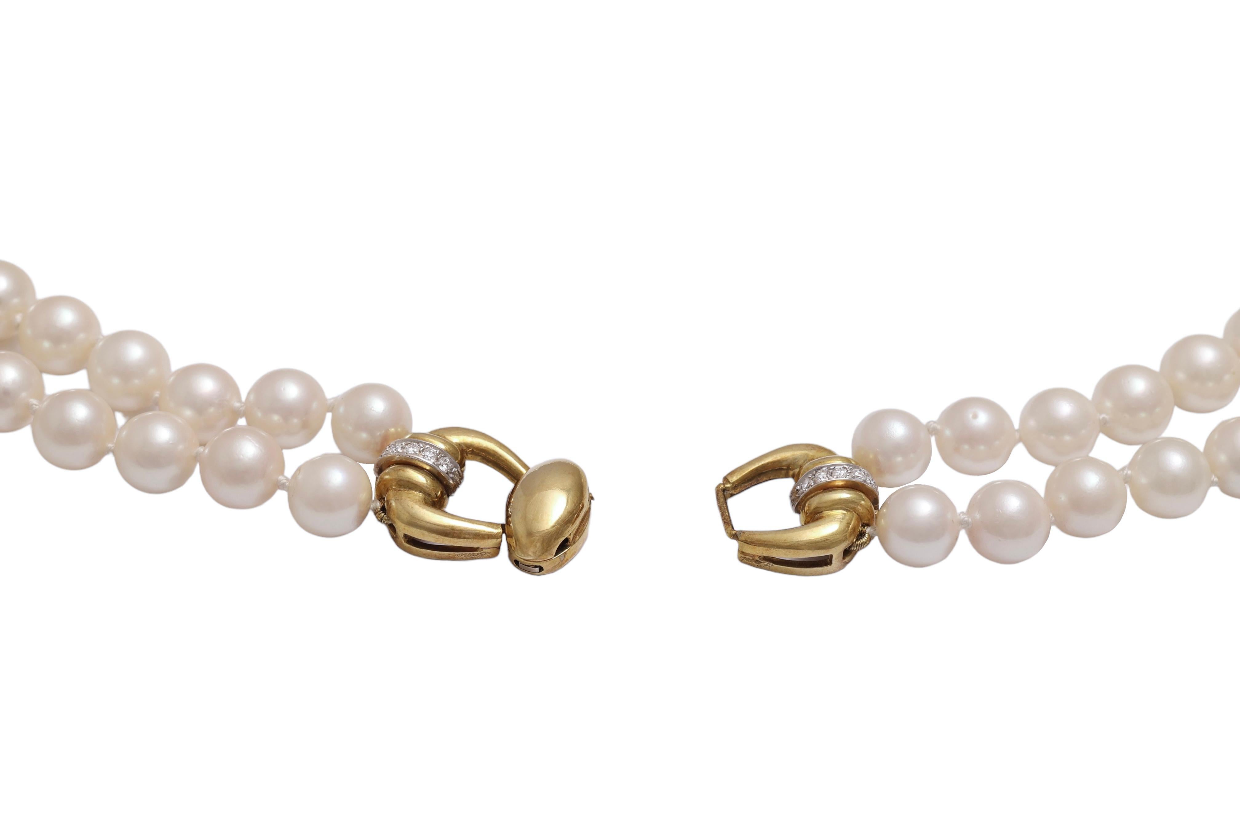 Collana a girocollo di perle con 18 kt. Serratura a forma di fiocco in oro con diamanti in vendita 1