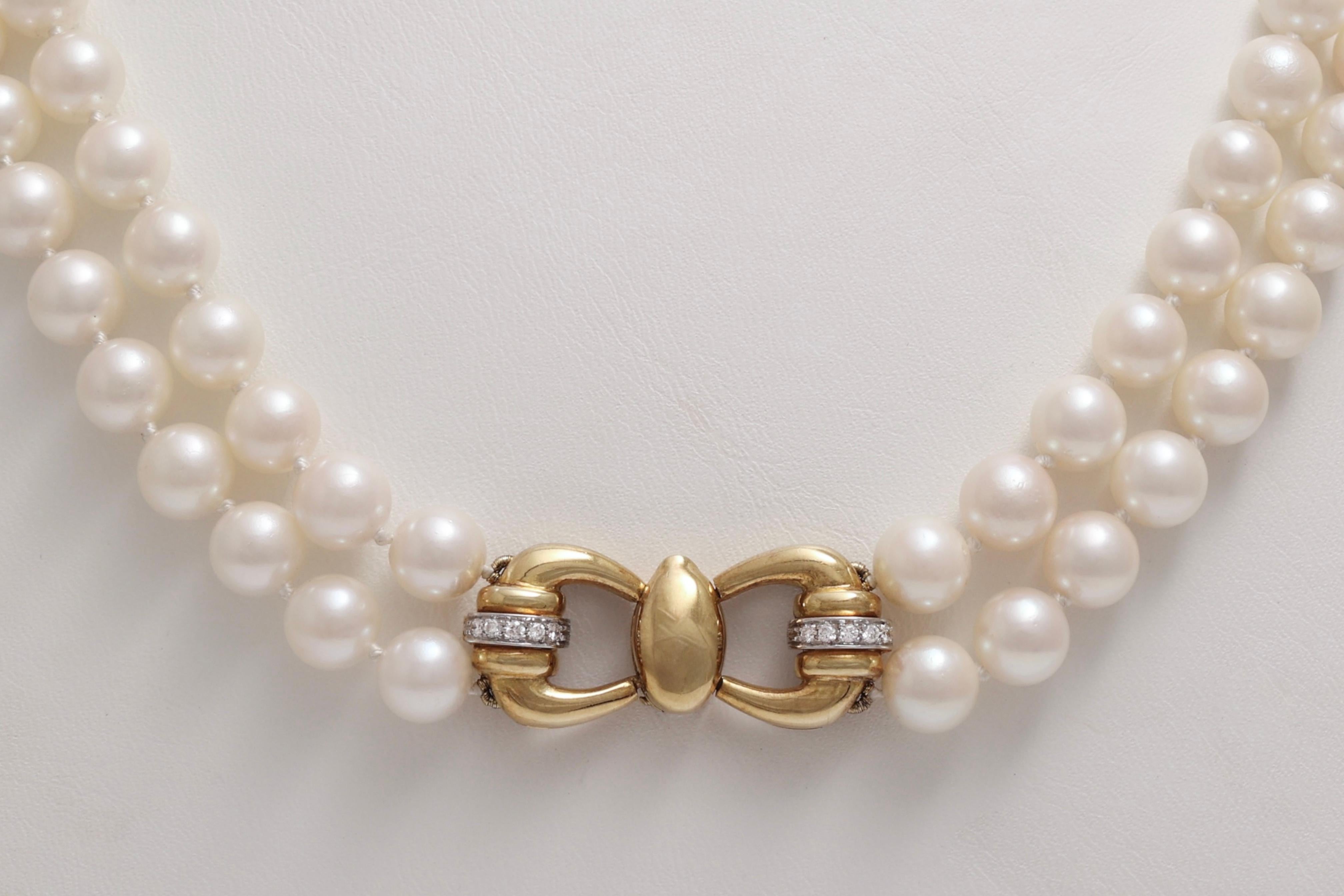 Collana a girocollo di perle con 18 kt. Serratura a forma di fiocco in oro con diamanti in vendita 3