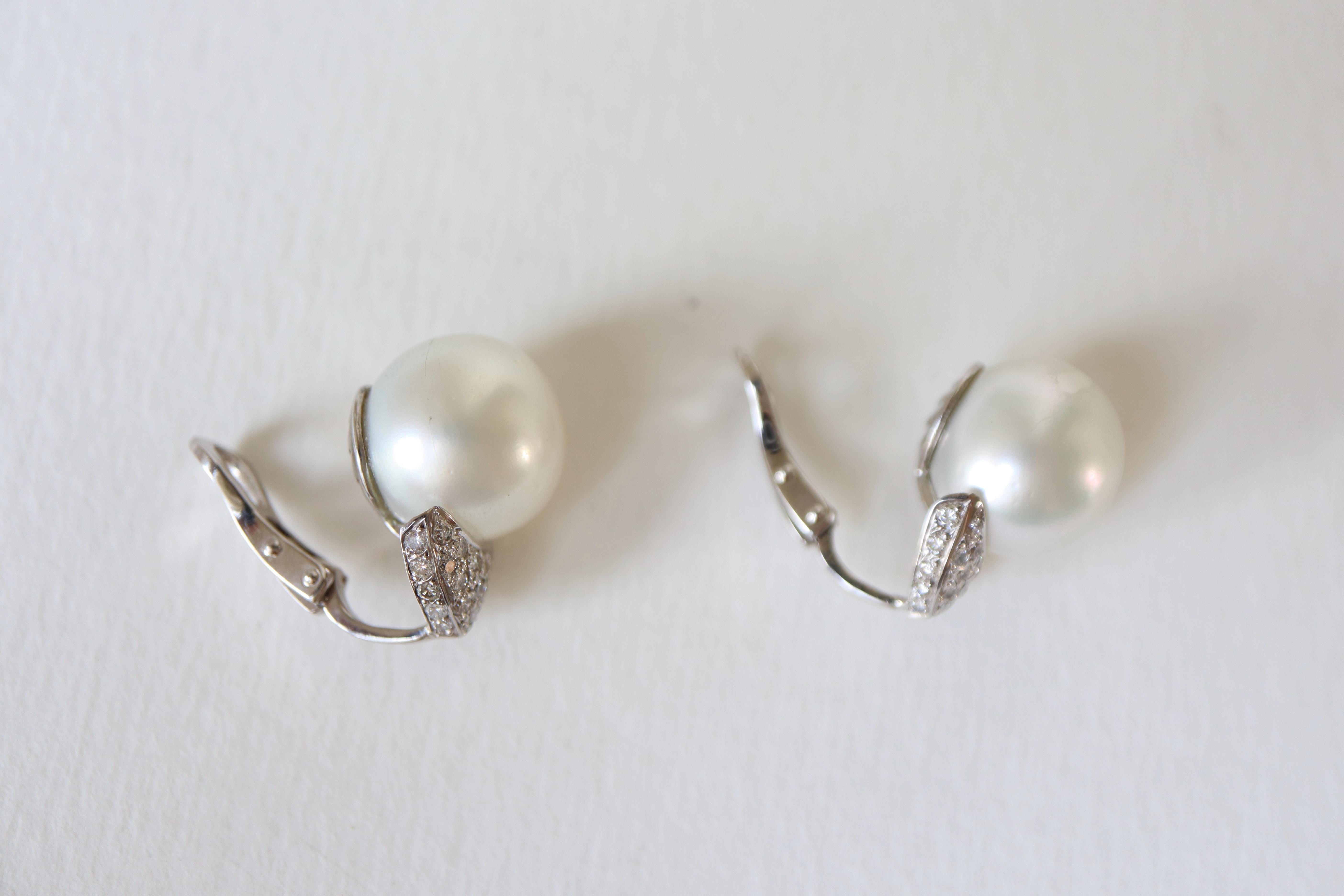 Perlen-Clip-Ohrringe aus 18 Karat Weißgold mit 0,7 Karat Diamanten besetzt (Romantik) im Angebot