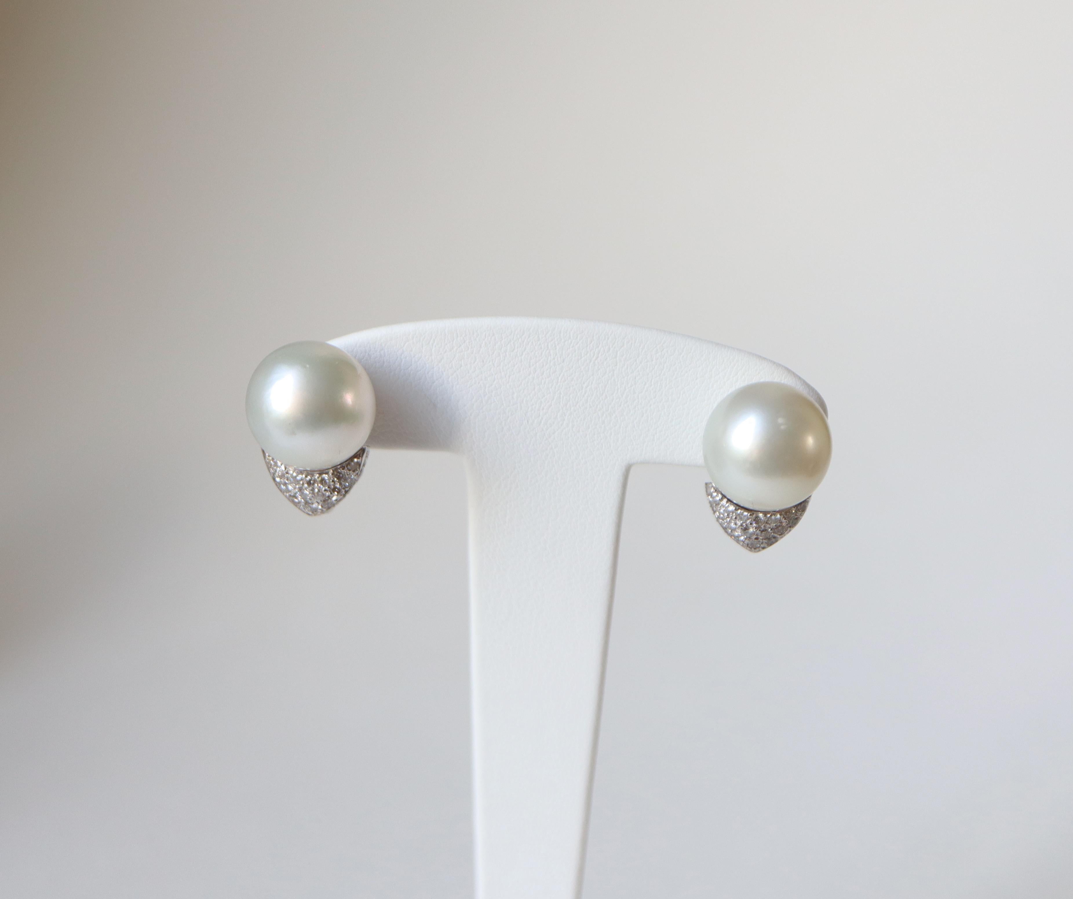 Pearl Clip Earrings 18 Carat White Gold Set with 0.7 Carat of Diamonds For Sale 1