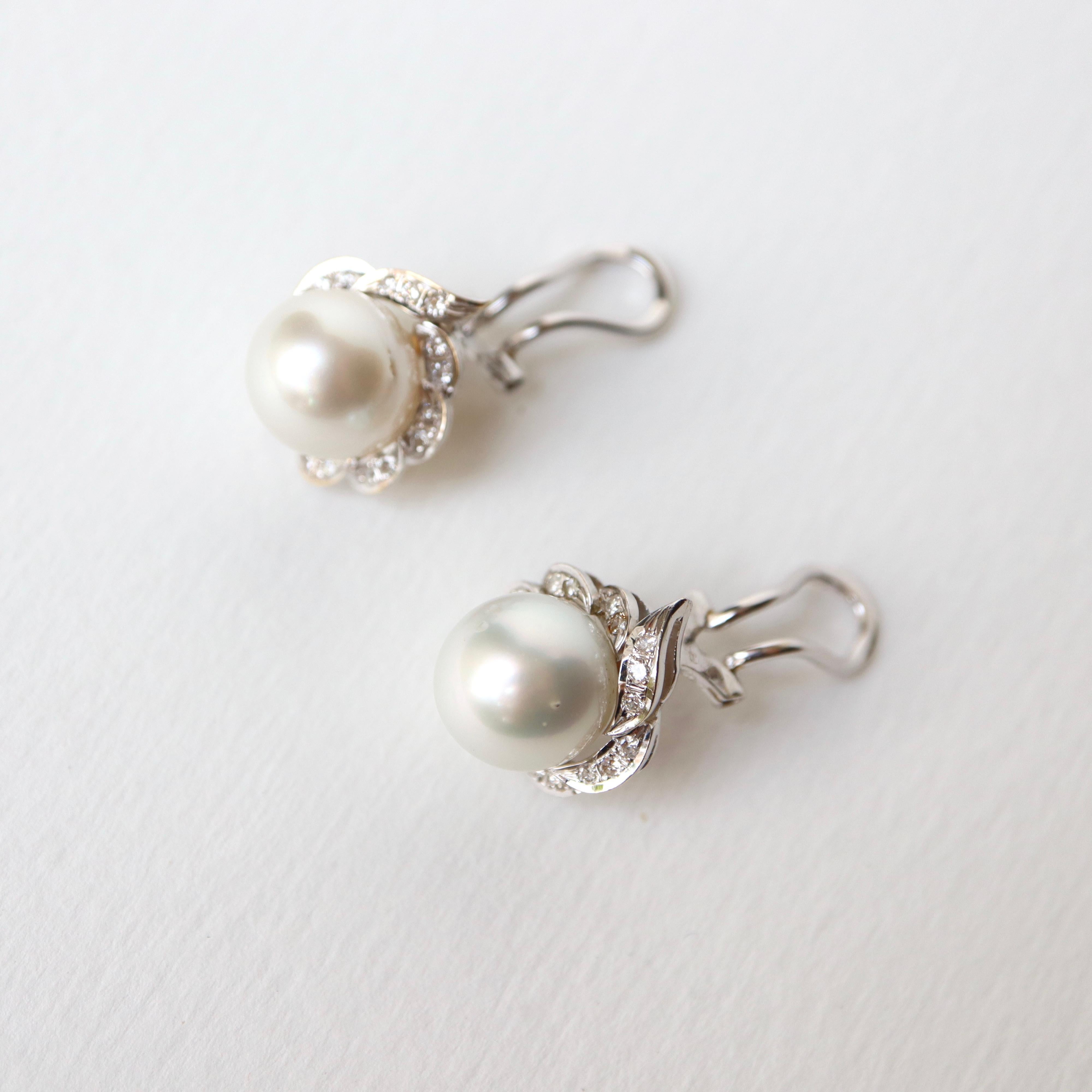 Pearl Clip Earrings 18 Carat White Gold Set with Diamonds circa 1960 In Good Condition For Sale In Paris, FR