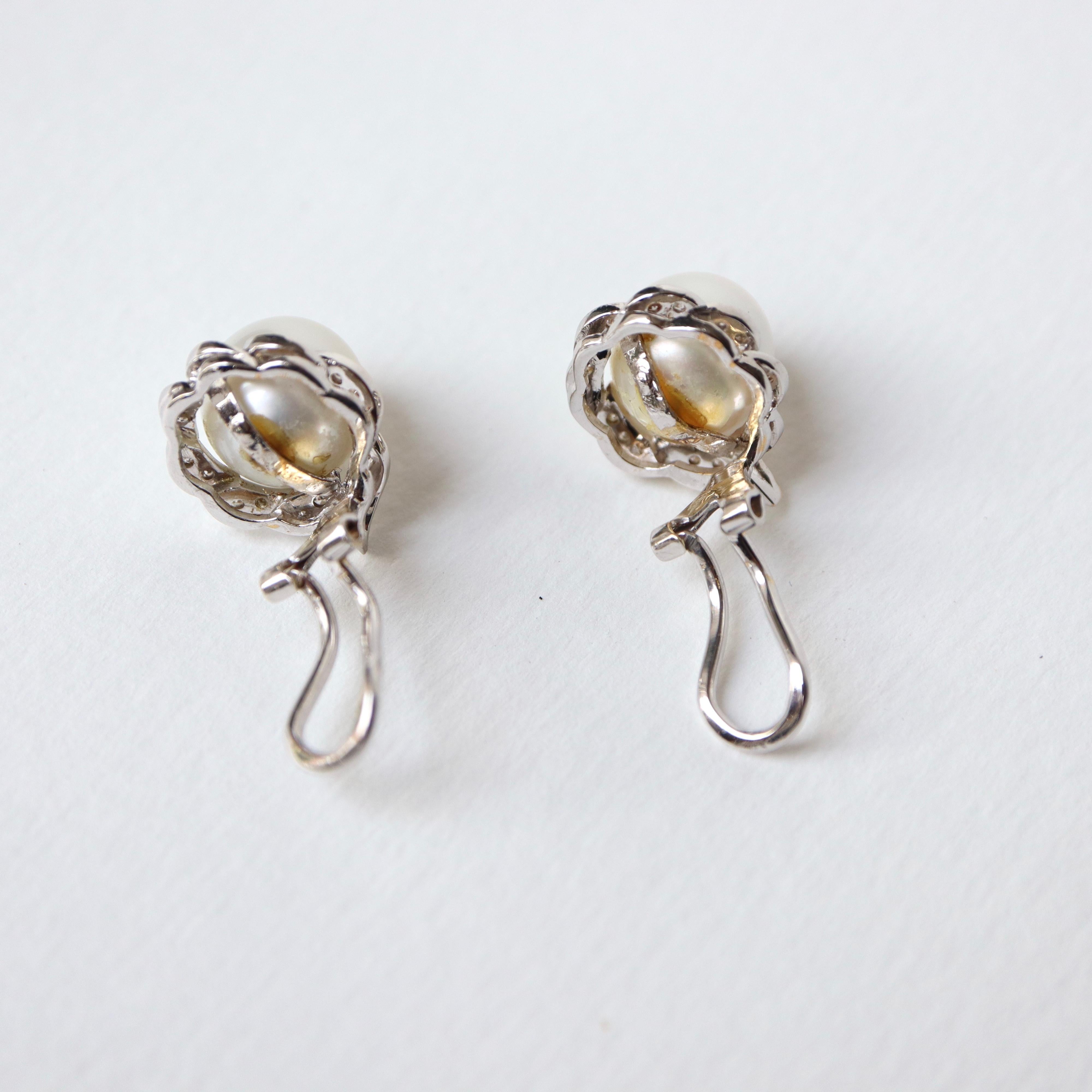 Women's Pearl Clip Earrings 18 Carat White Gold Set with Diamonds circa 1960 For Sale