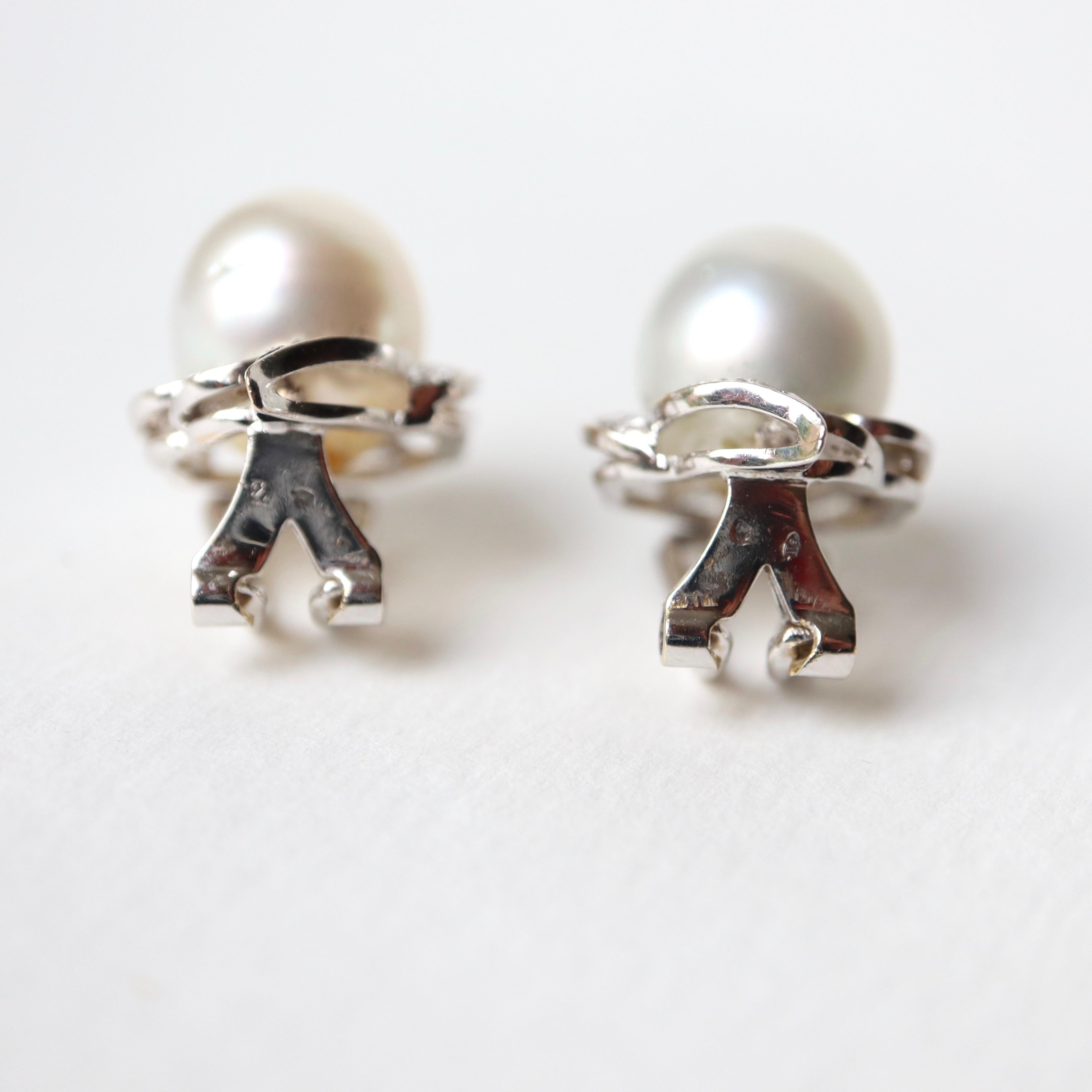 Pearl Clip Earrings 18 Carat White Gold Set with Diamonds circa 1960 For Sale 1