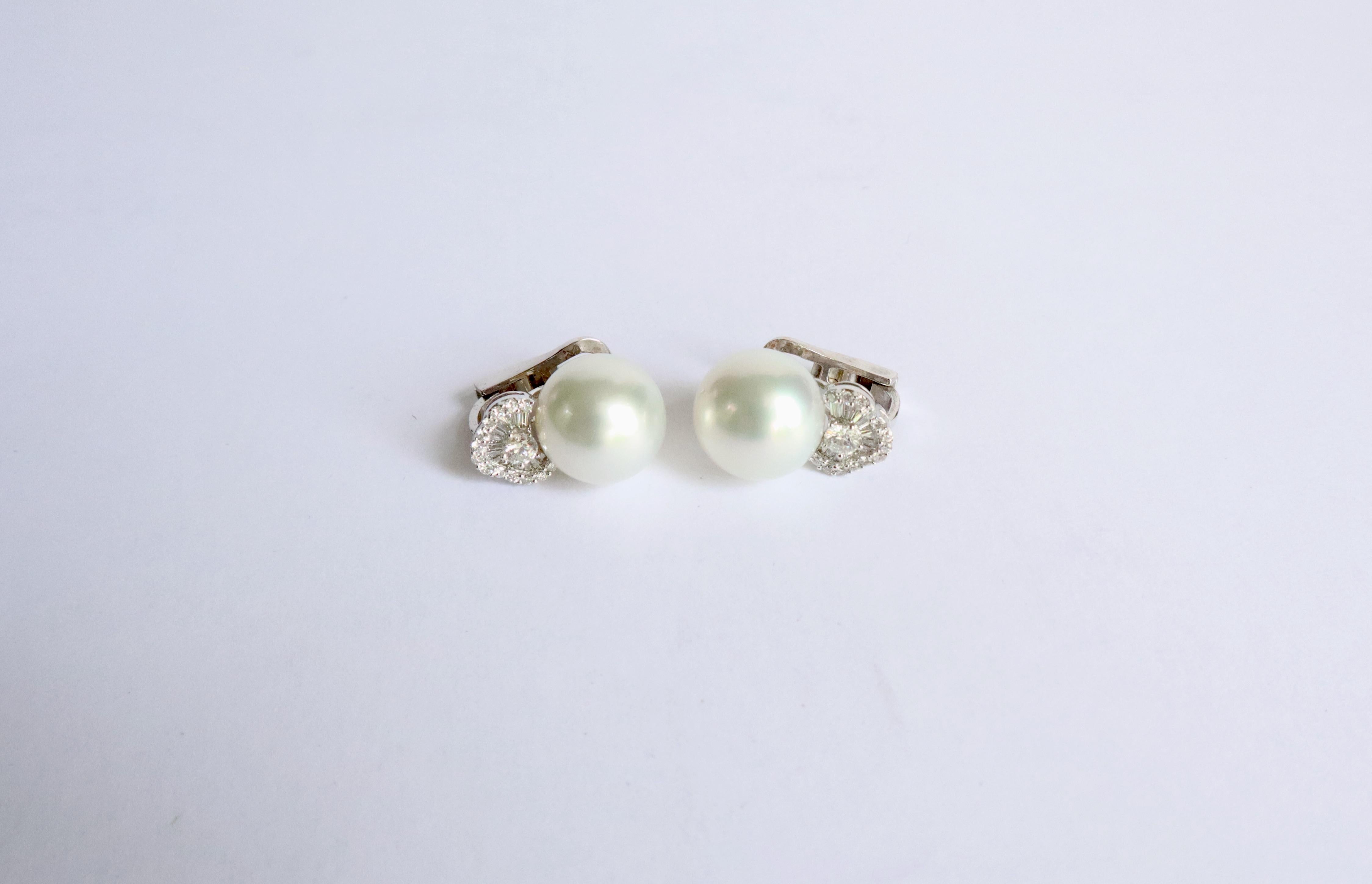 Pearl Clip Earrings 18 Carat White Gold Set with Diamonds In Good Condition For Sale In Paris, FR