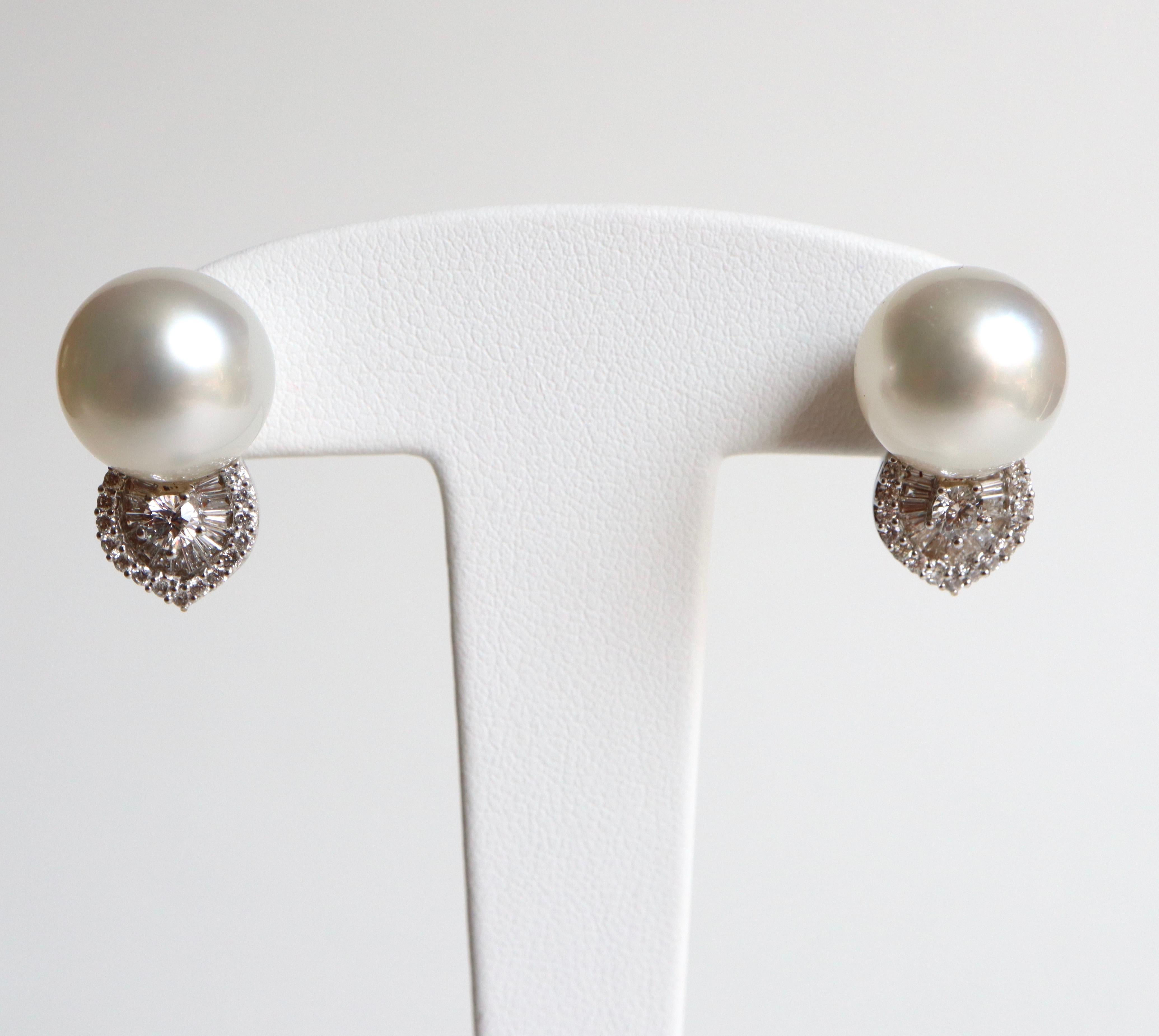 Pearl Clip Earrings 18 Carat White Gold Set with Diamonds In Excellent Condition For Sale In Paris, FR