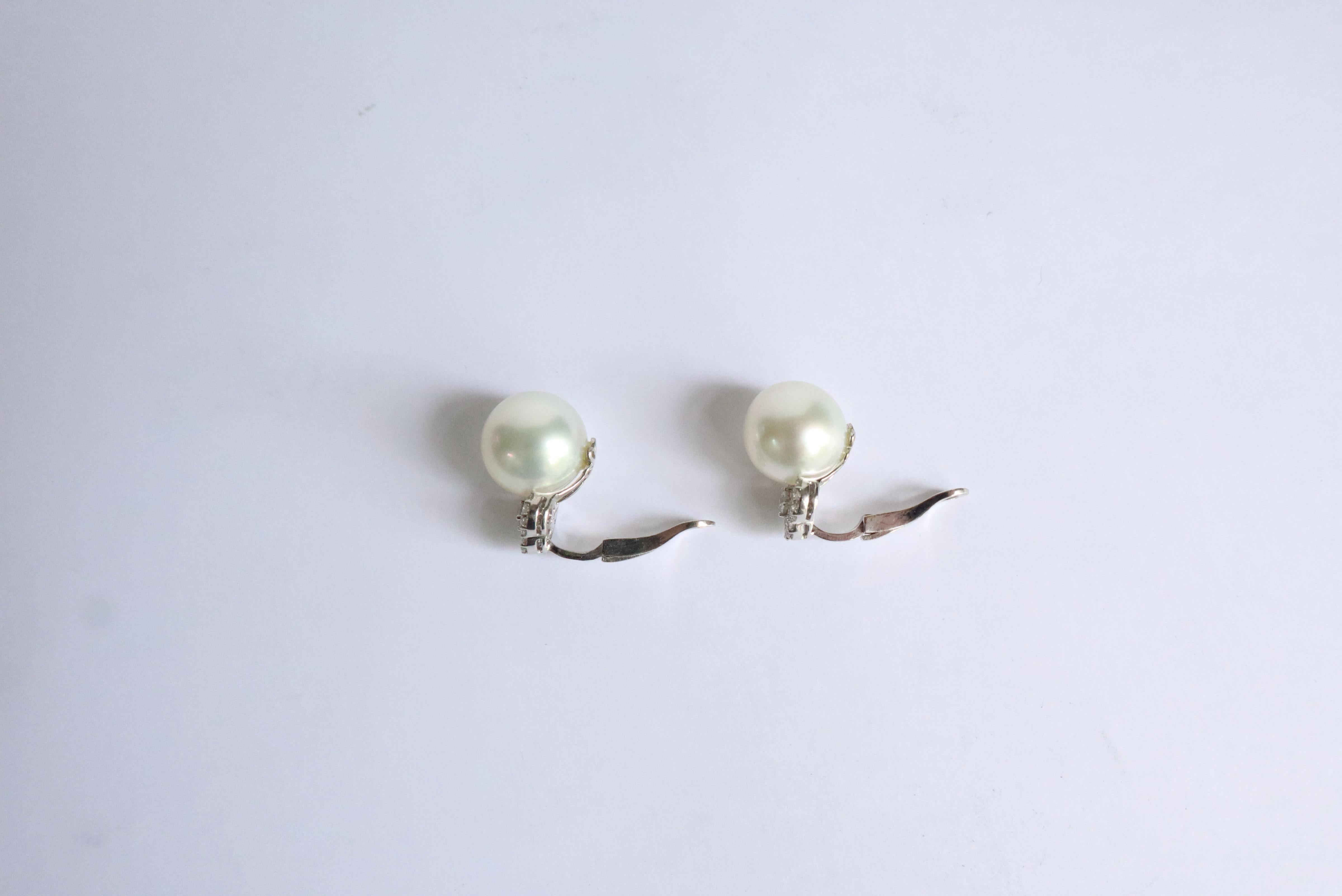 Perlen-Clip-Ohrringe aus 18 Karat Weißgold mit Diamanten besetzt im Angebot 2