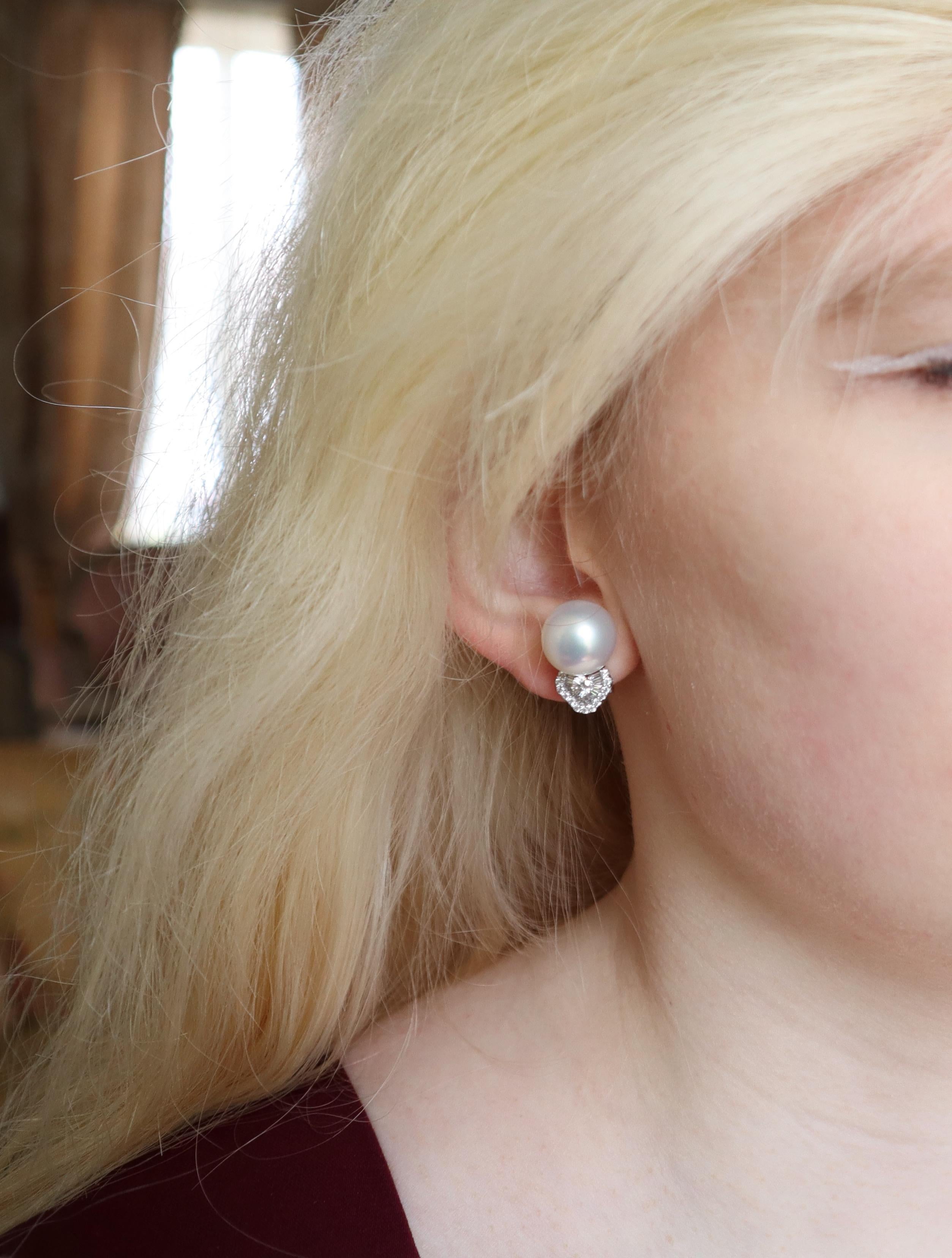 Perlen-Clip-Ohrringe aus 18 Karat Weißgold mit Diamanten besetzt im Angebot 3