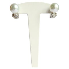 Boucles d'oreilles clips en perles serties de diamants en or blanc 18 carats