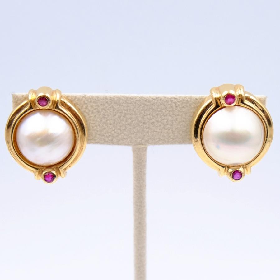 Year: 1980
Hallmark: Gripoix
Materials: gold, pearls, rubies 