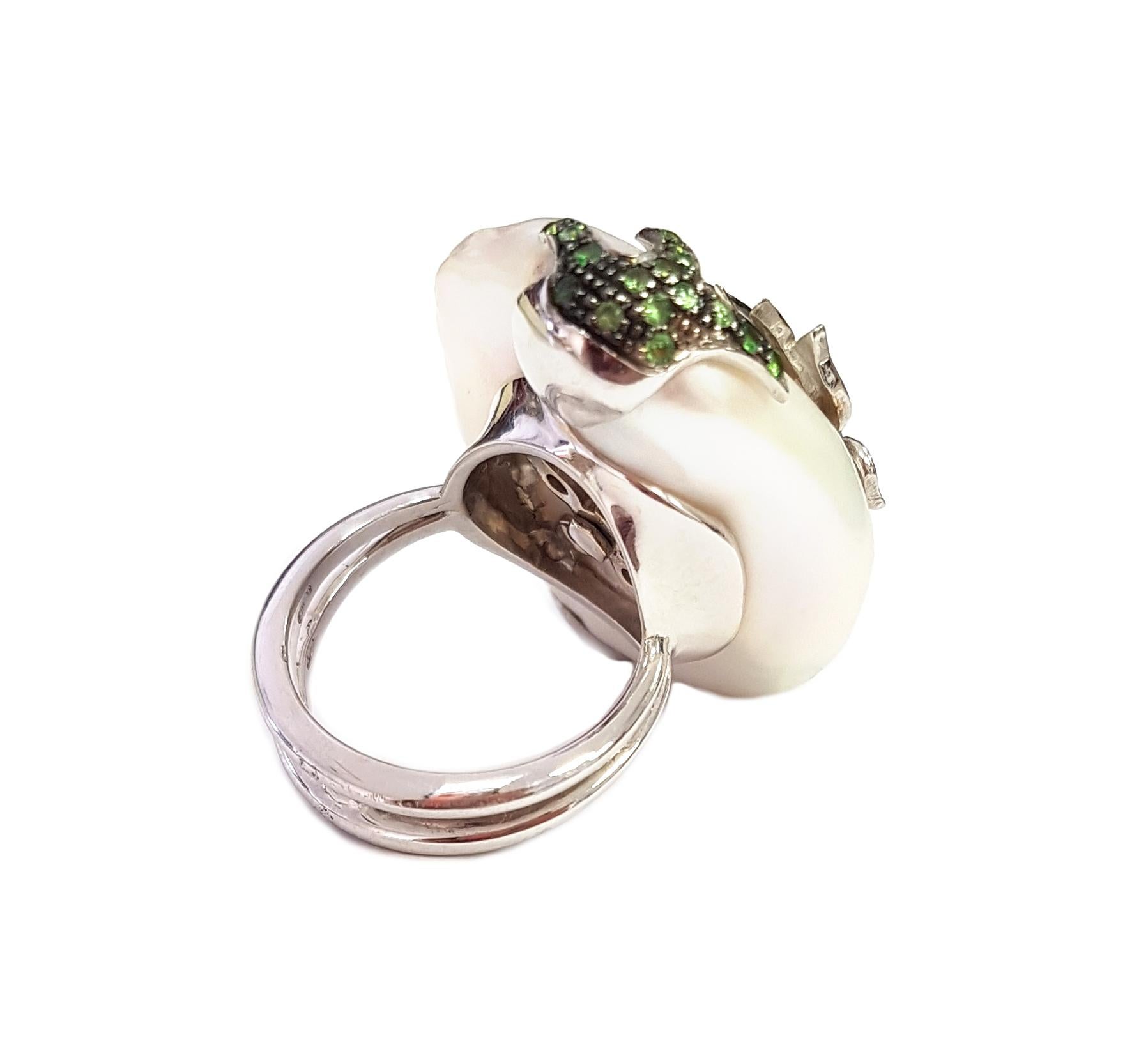 Contemporain Bague cocktail en or 18 carats avec perle, tsavorite et saphir, XXIe siècle en vente