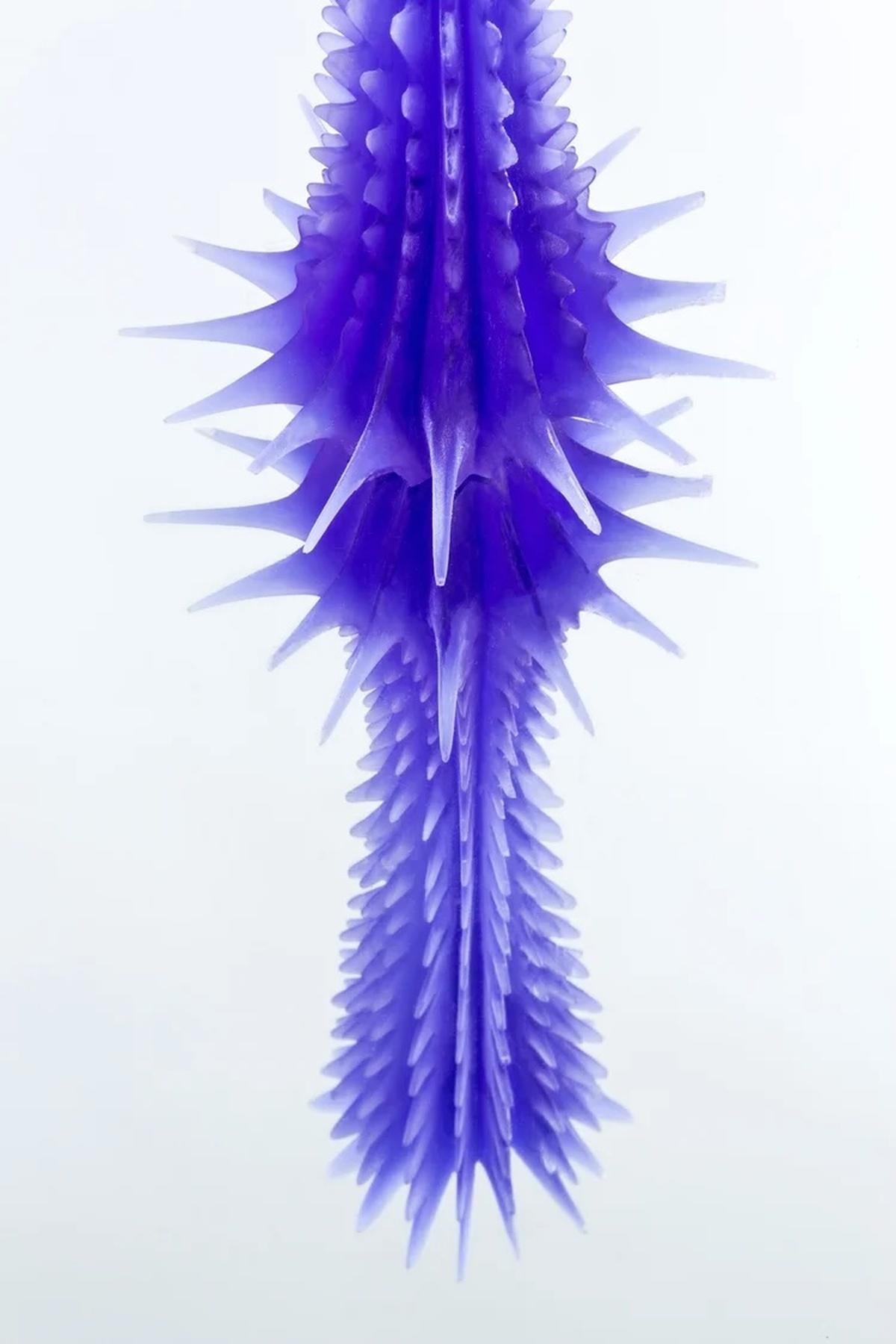 Escultura Abstracta Contemporánea a Escala Perla de Resina Morada de Karen Atta Moderno en venta