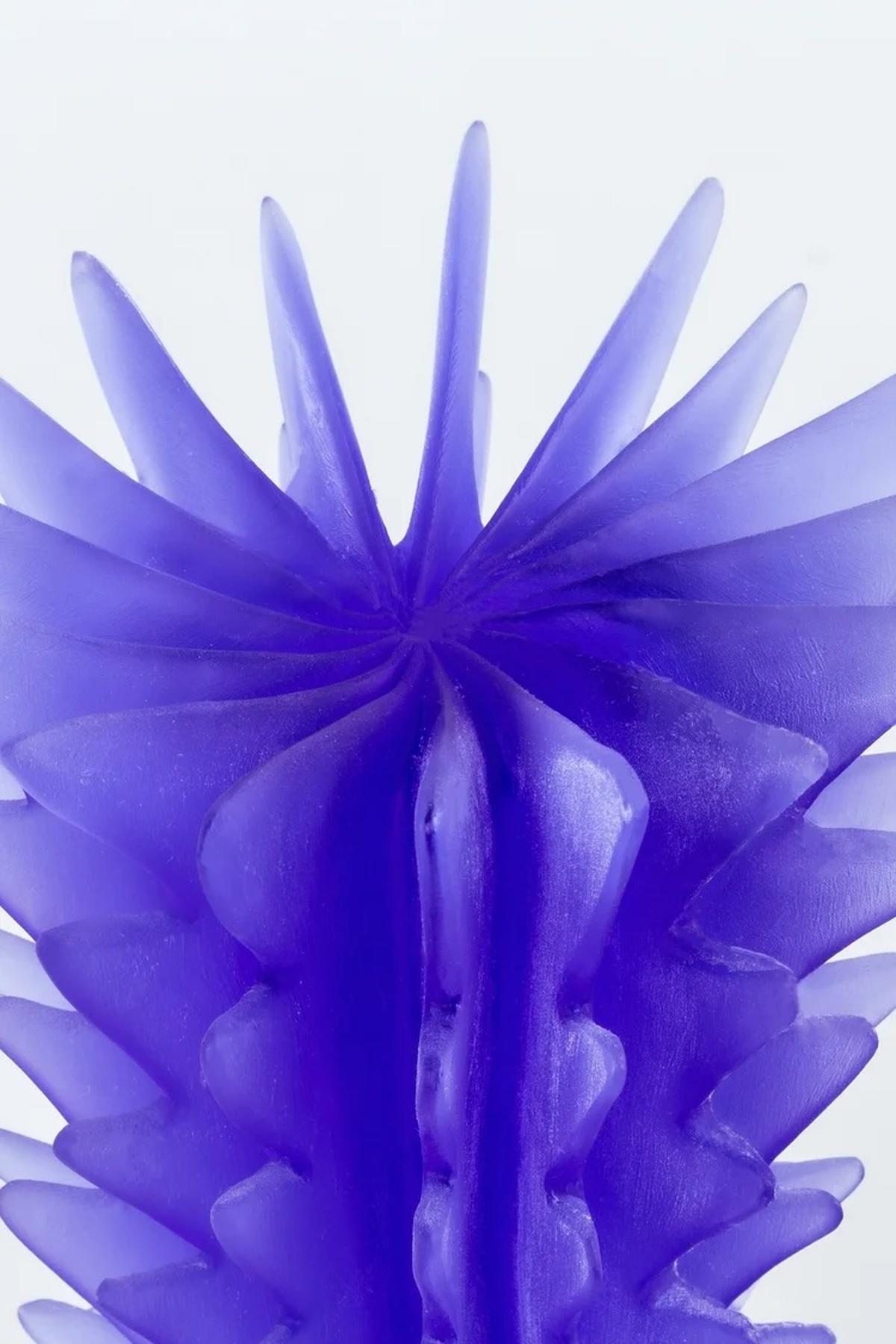 Escultura Abstracta Contemporánea a Escala Perla de Resina Morada de Karen Atta en Nuevo estado para la venta en New York, NY