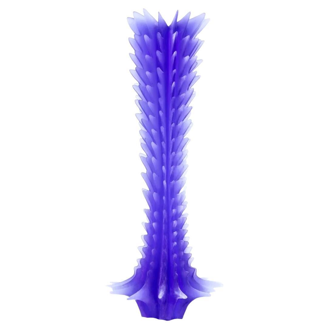 Scultura astratta contemporanea in scala Pearl in resina viola di Karen Atta
