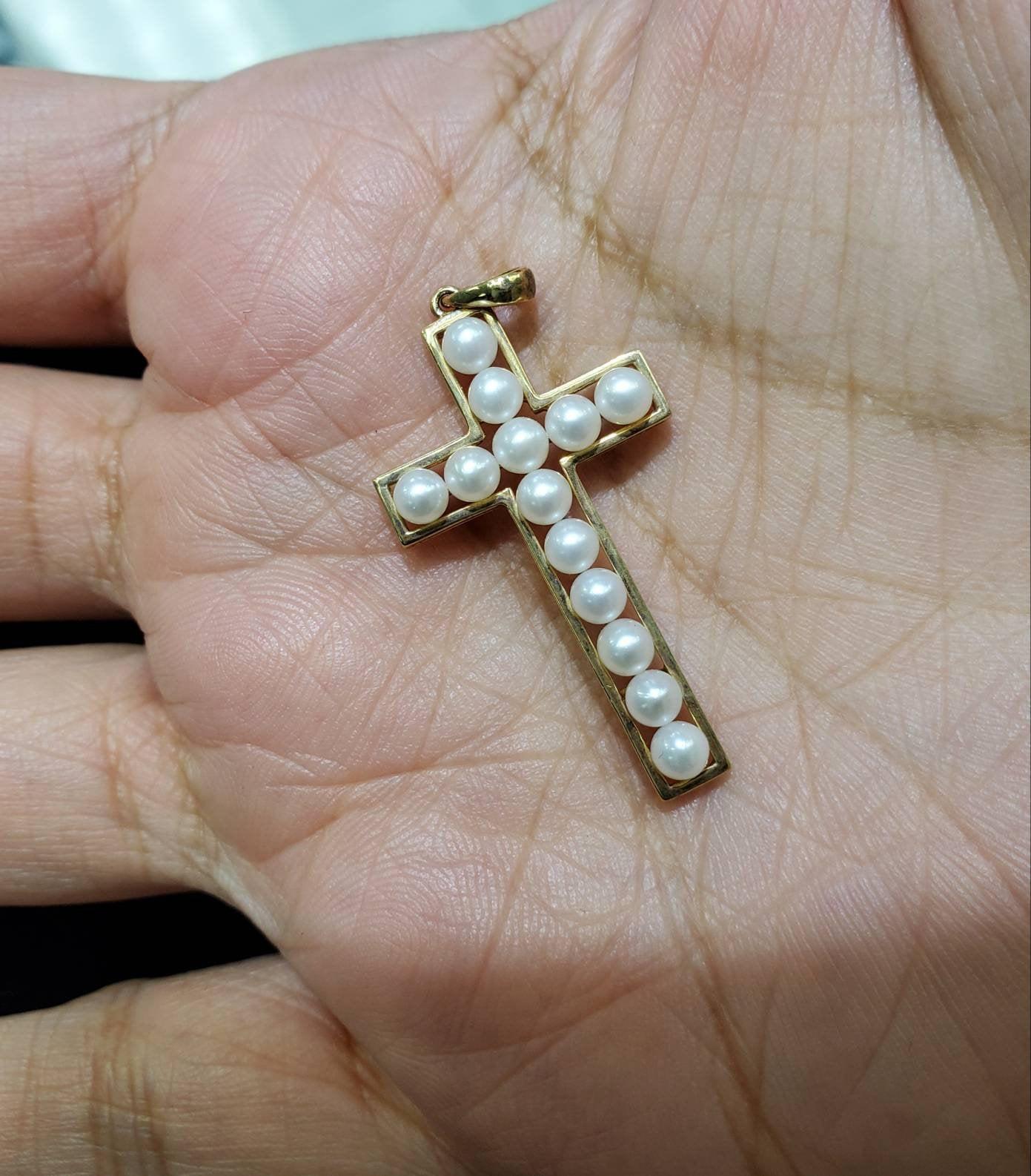Taglio rotondo Ciondolo con croce di perle in oro giallo 14k in vendita