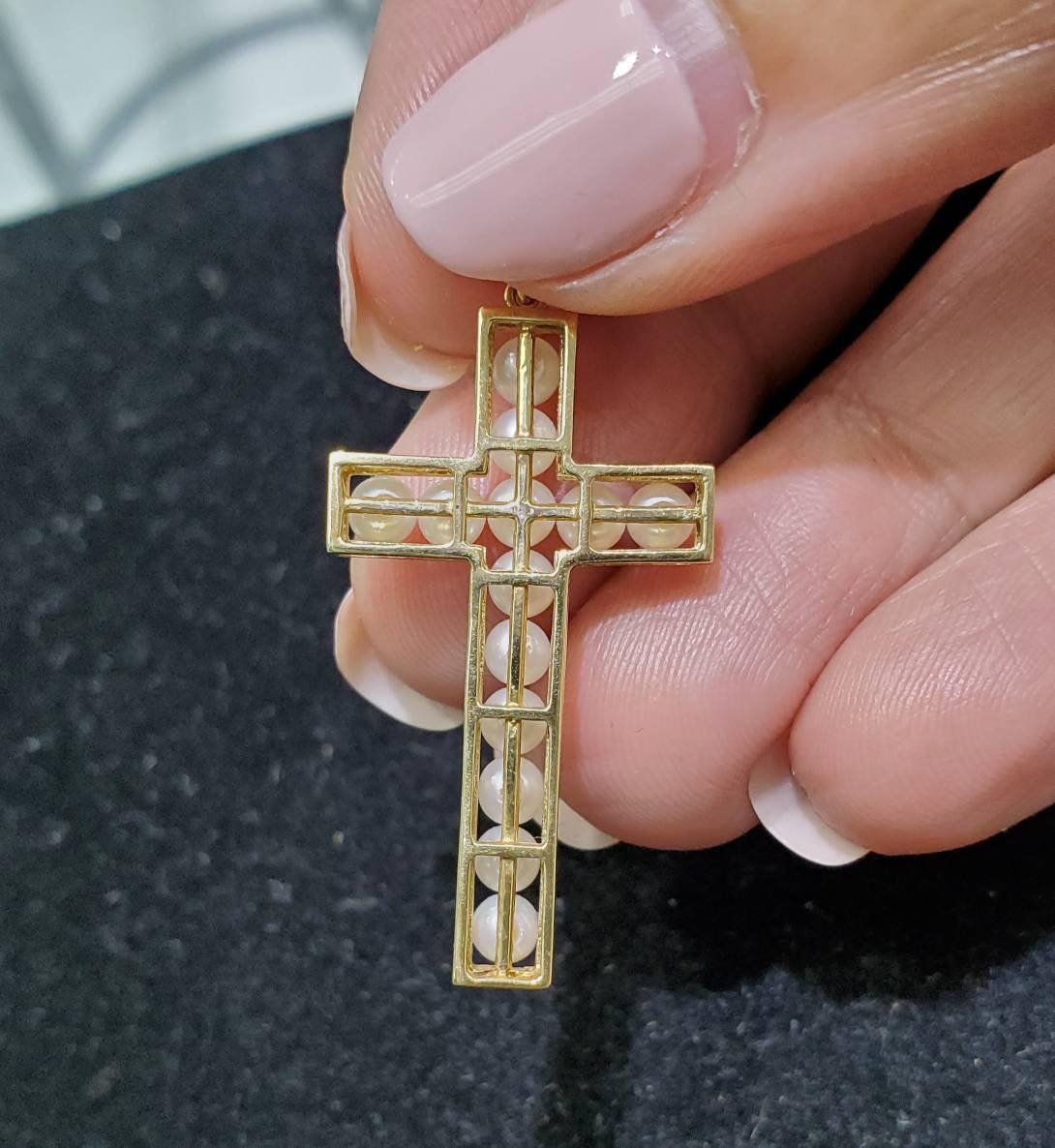 Ciondolo con croce di perle in oro giallo 14k In condizioni Nuovo in vendita a Sugar Land, TX