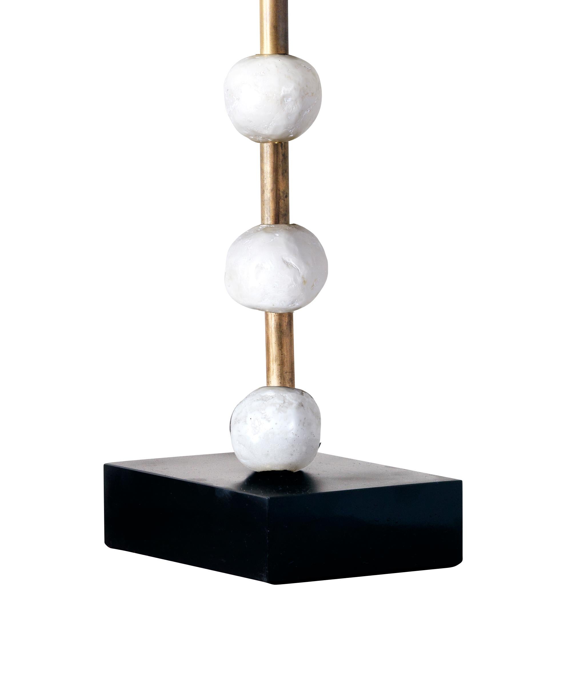 Contemporary Pearl Schreibtischlampe mit weißen, skulpturalen Kugeln, Messing auf Schiefersockel (Moderne) im Angebot