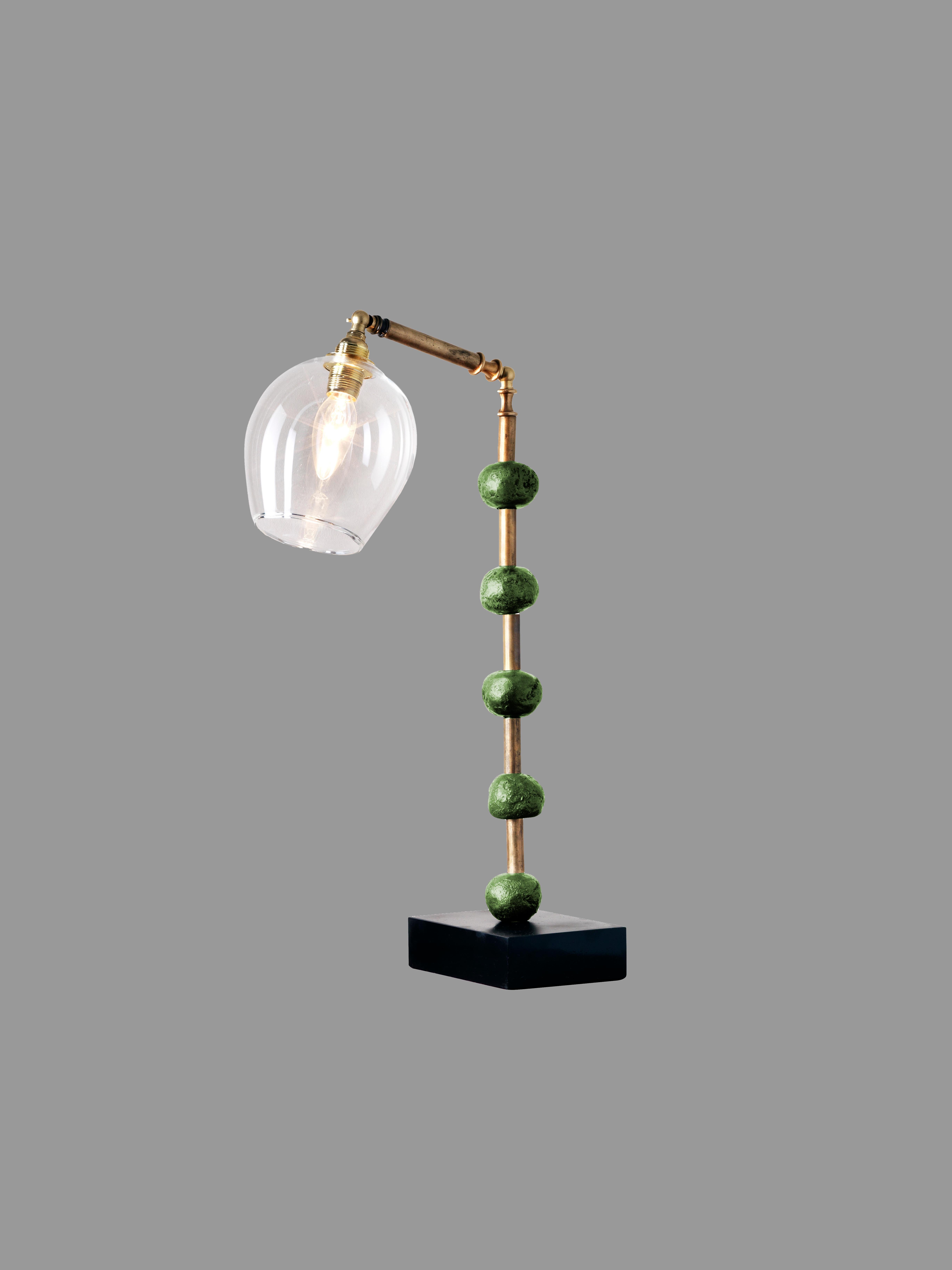 Schreibtischlampe mit Perlen, Blattgrün, Messing, Schiefer, von Margit Wittig (Gegossen) im Angebot