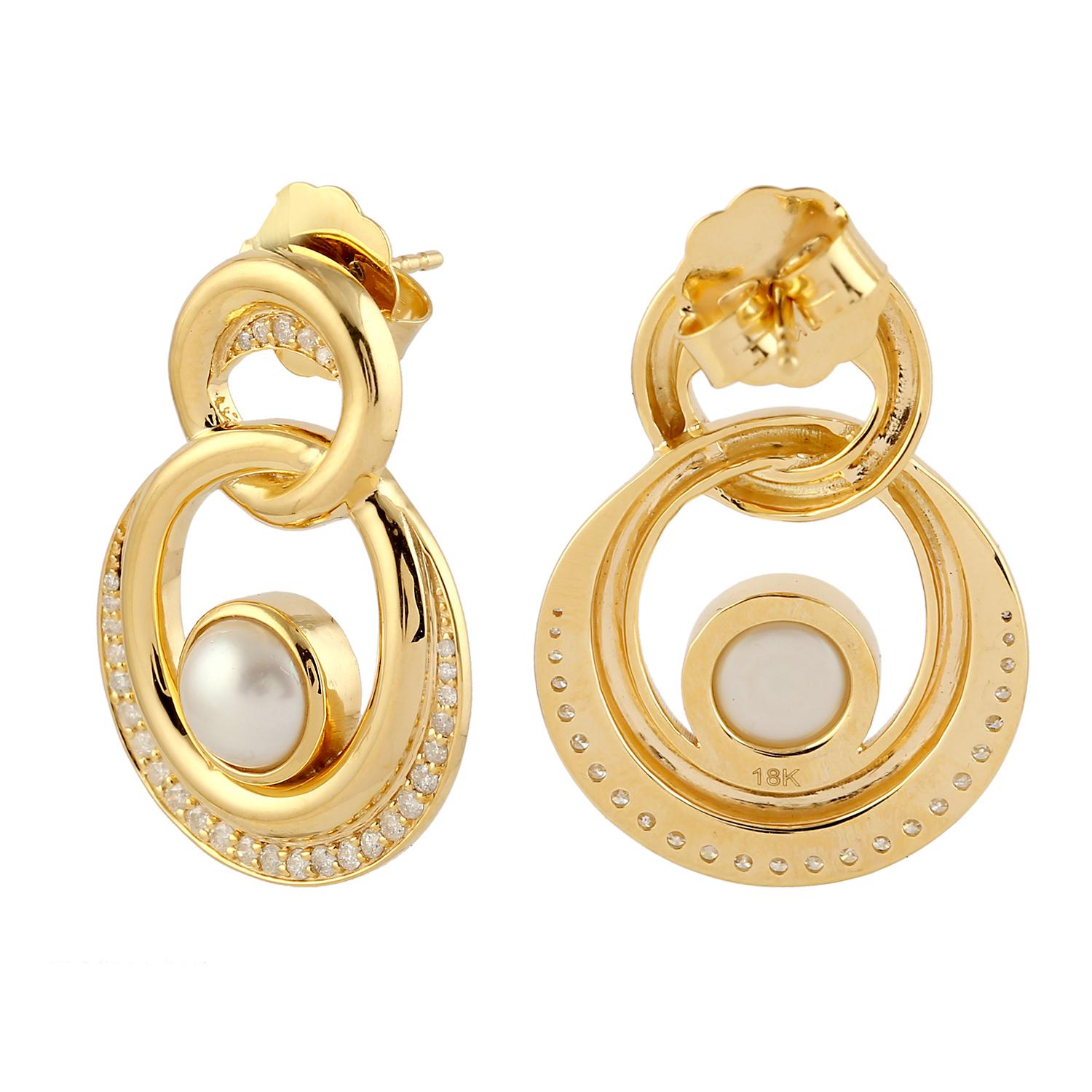 ineinandergreifende Perlen-Diamant-Ohrringe aus 14 Karat Gold (Moderne) im Angebot