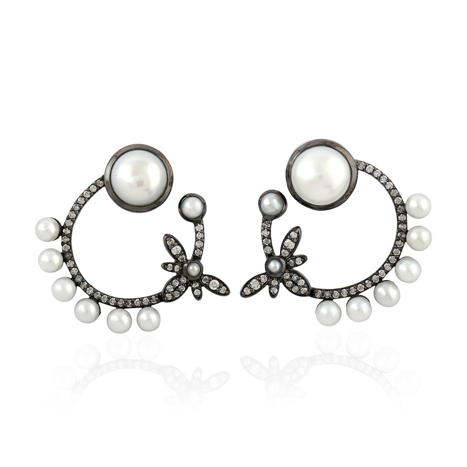 Contemporary Pearl Diamond 18 Karat Gold Bee Hoop Earrings For Sale