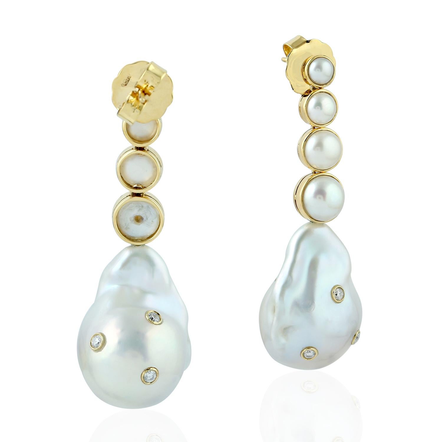 Ohrringe aus 18 Karat Gold mit Perlen und Diamanten (Moderne) im Angebot