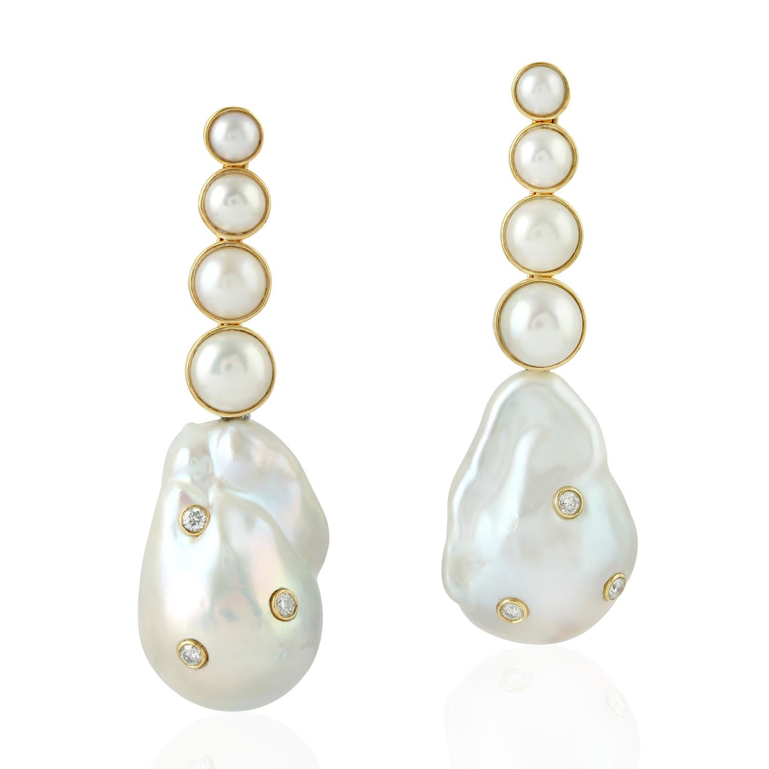 Taille mixte Boucles d'oreilles en or 18 carats avec perles et diamants en vente
