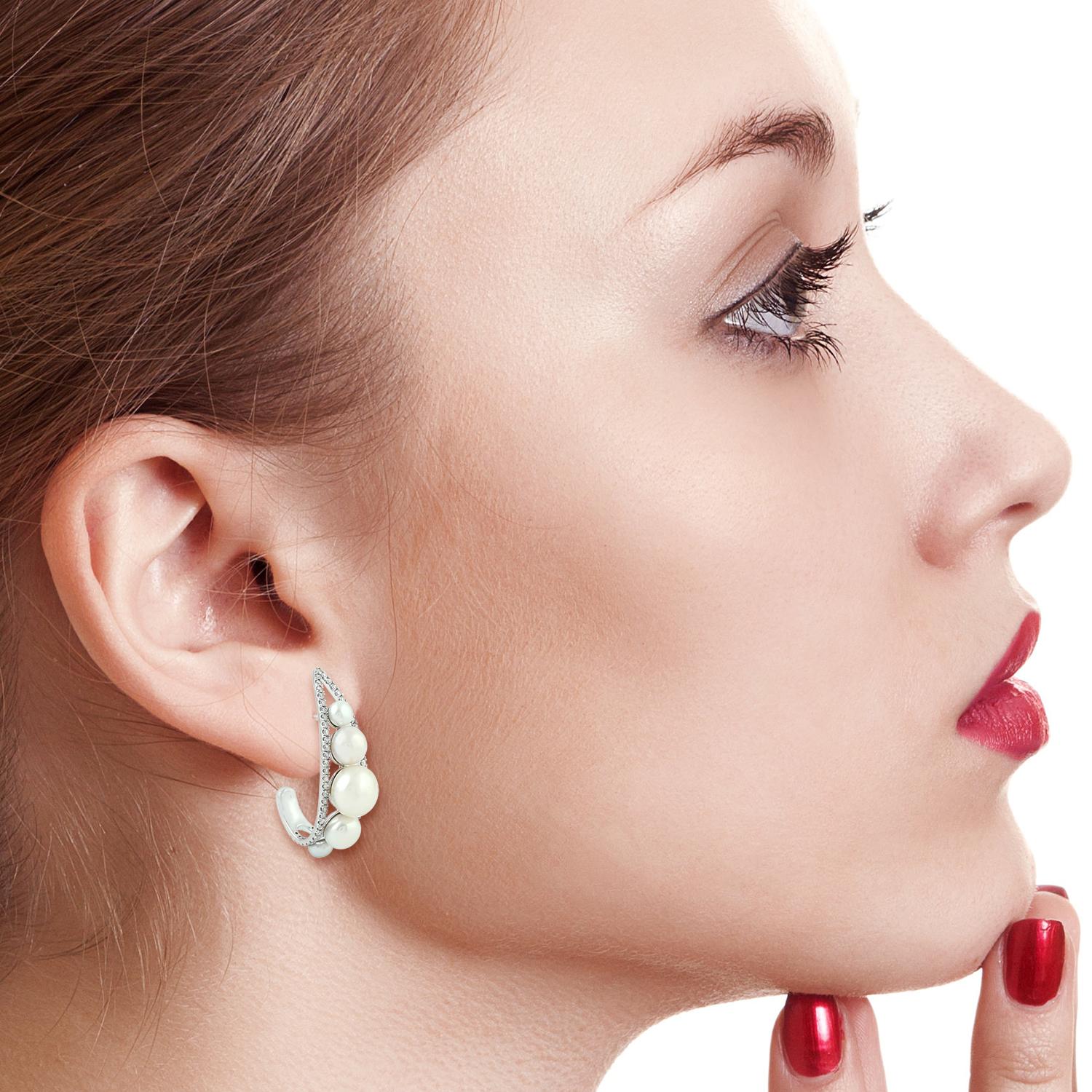 Fabriquées à la main en or 18 carats, ces magnifiques boucles d'oreilles sont serties de 12,75 carats de perles et de 0,70 carats de diamants étincelants.

SUIVRE  La vitrine de MEGHNA JEWELS pour découvrir la dernière collection et les pièces