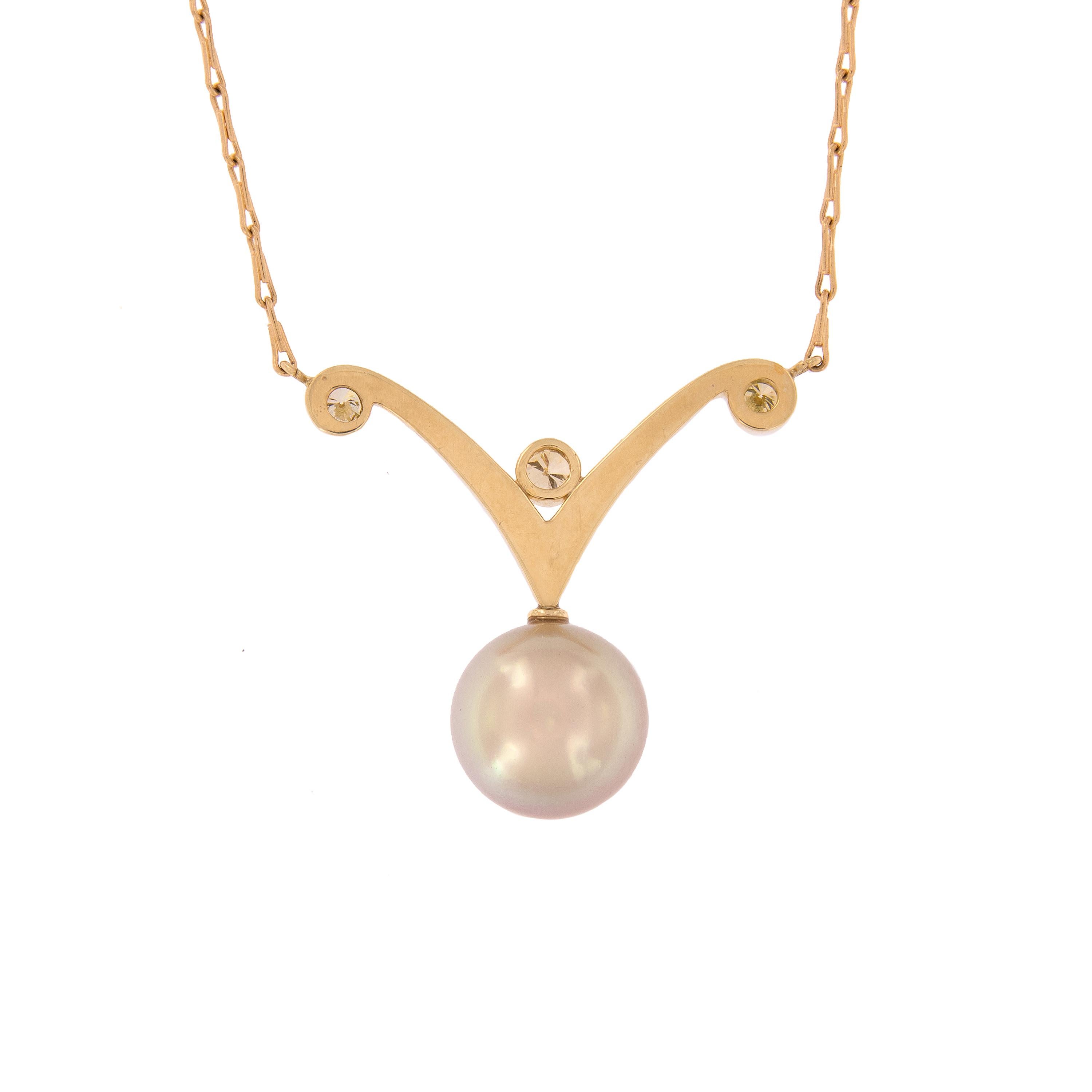 Halskette mit Perlen-Diamant-Anhänger aus 18 Karat Gelbgold (Rundschliff) im Angebot