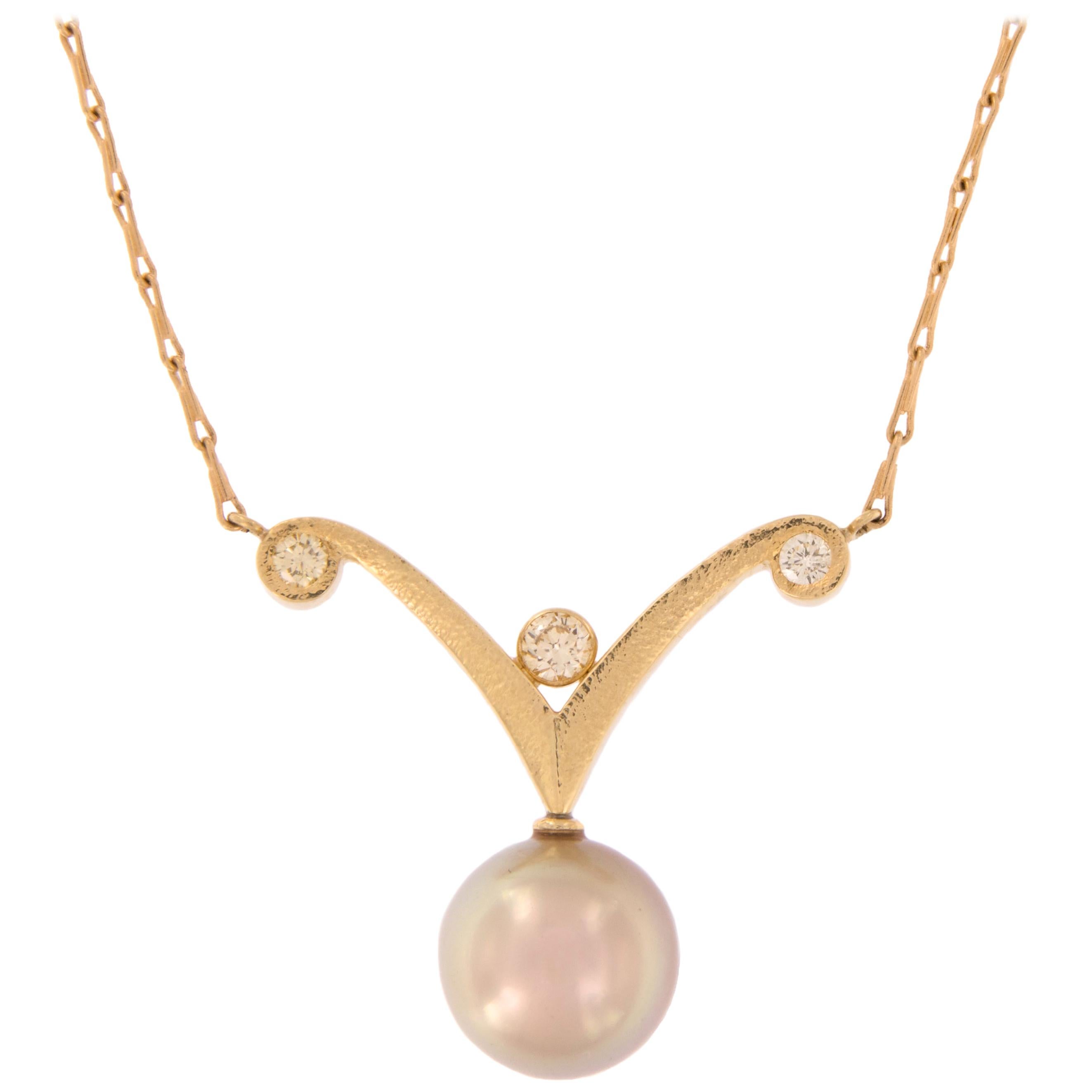 Halskette mit Perlen-Diamant-Anhänger aus 18 Karat Gelbgold im Angebot