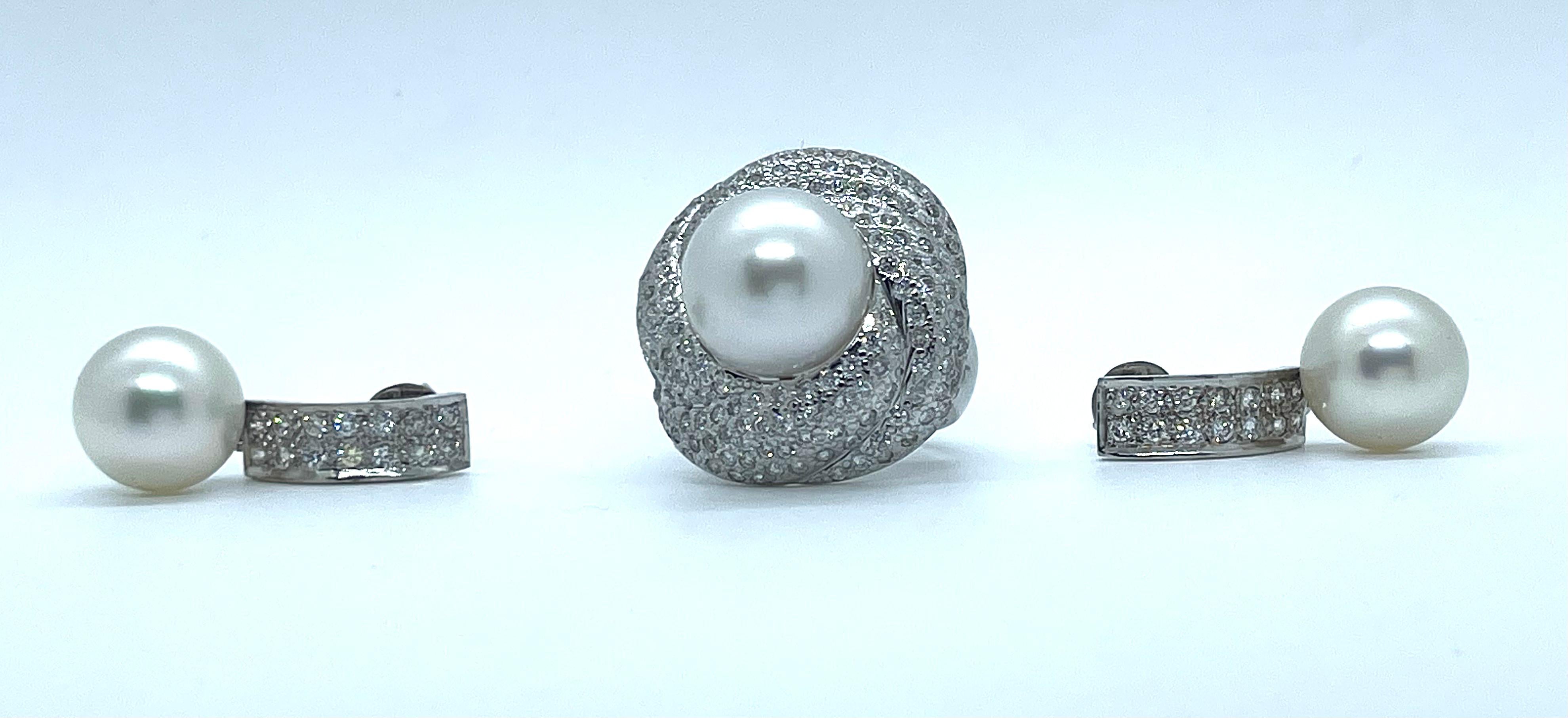 A beautiful set composed of the ring and the earrings with Australian South Sea Pearls and diamonds in 18K white gold. the earrings have two Pearles 8 carats each one and paved with 28 diamonds with an approximate weight 0.8 carats. The
