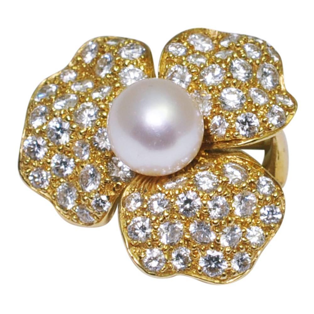 Round Cut Pearl Diamond 18 Carat Gold Flower Ear Clips Earrings Circa 1970 For Sale