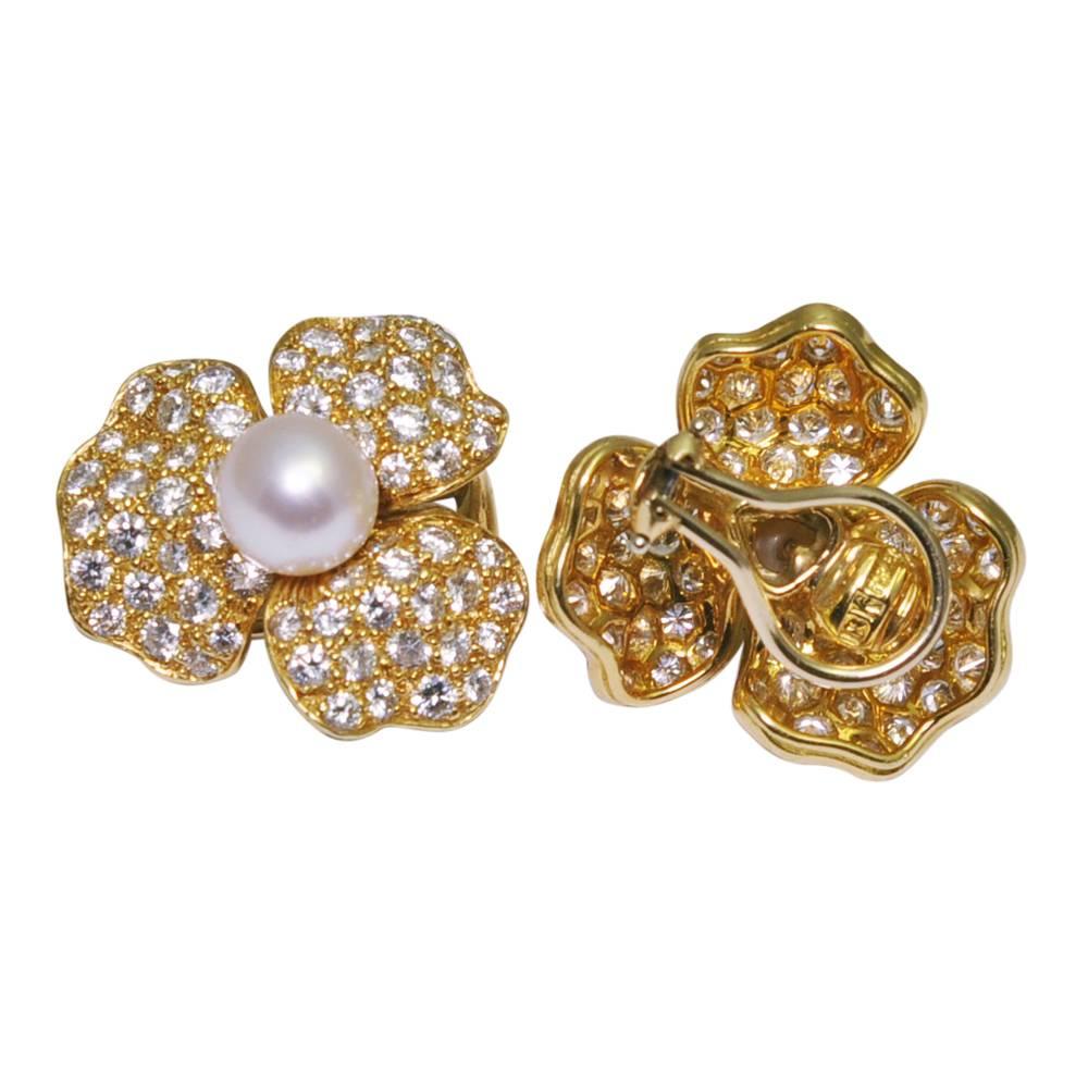 Pearl Diamond 18 Carat Gold Flower Ear Clips Earrings Circa 1970 In Excellent Condition For Sale In ALTRINCHAM, GB