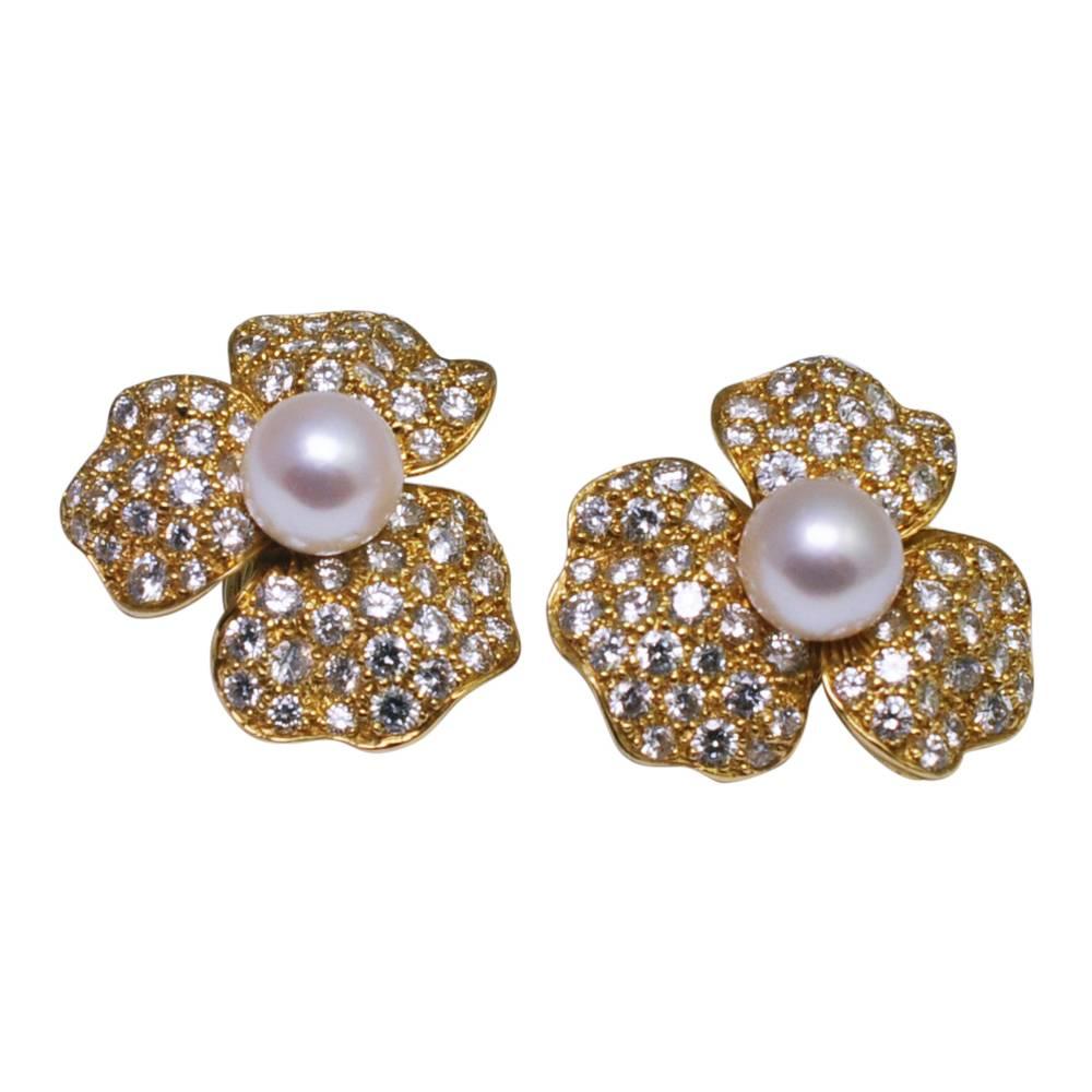 Women's Pearl Diamond 18 Carat Gold Flower Ear Clips Earrings Circa 1970 For Sale