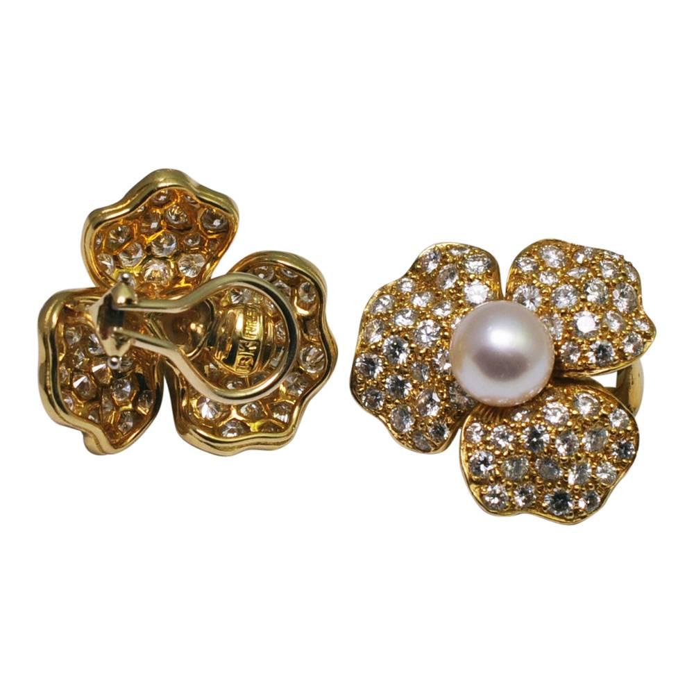 Pearl Diamond 18 Carat Gold Flower Ear Clips Earrings Circa 1970 For Sale 1