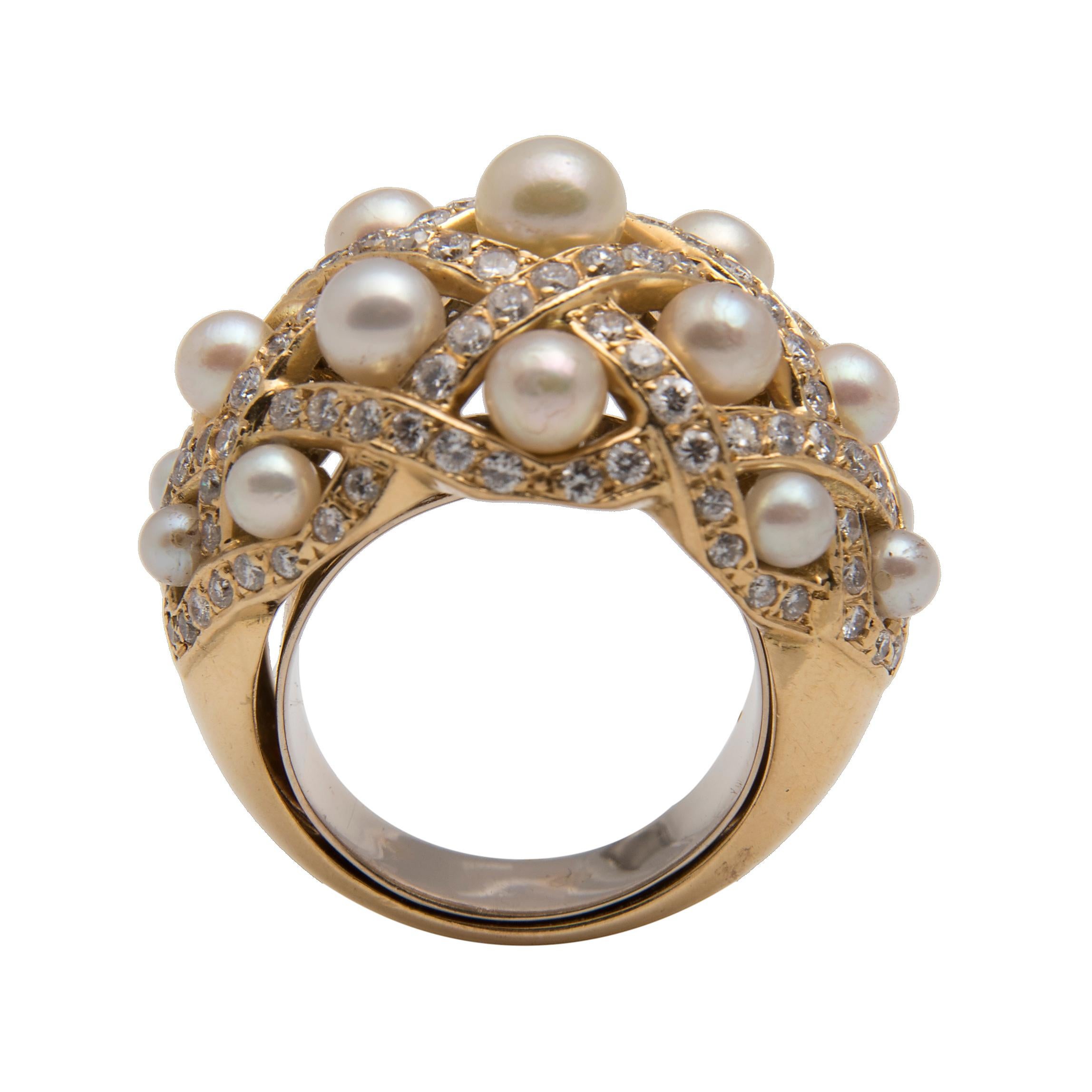 An impressive 18k gold 'bombé' cocktail ring with diamond-set interlaces decorated with 17 cultured pearls
Size EU: 53, US: 6 1/2
French hallmarks
France, 1980's
