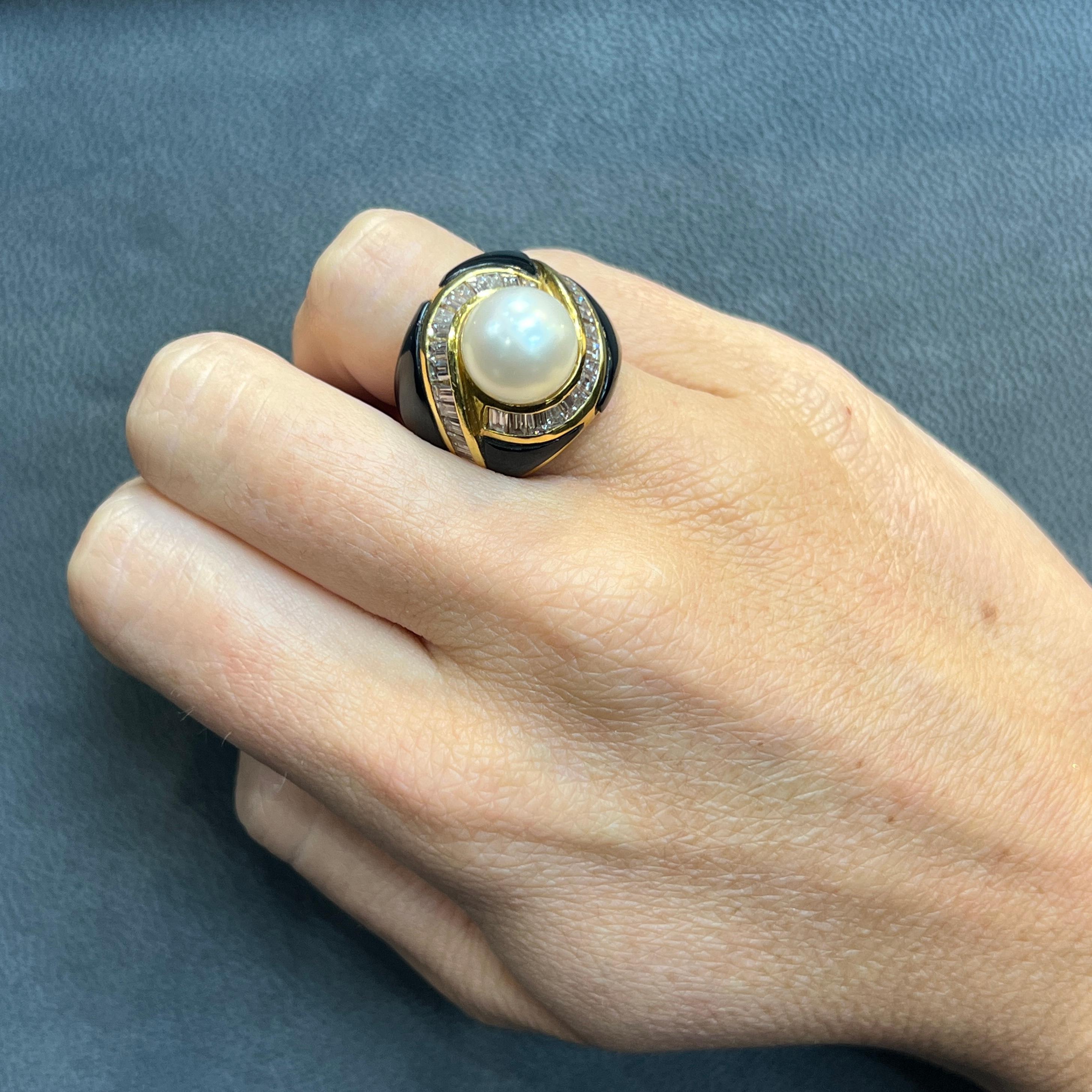 Perle Diamant und schwarzer Emaille-Ring

Ein Ring mit einer Perle von ca. 11 mm. Umgeben ist es von einem Wirbel aus Diamanten im Baguetteschliff von ca. 3,09 Karat, akzentuiert mit schwarzer Emaille.

Ringgröße: 4.5
Metall Typ: 18 Karat Gelbgold 