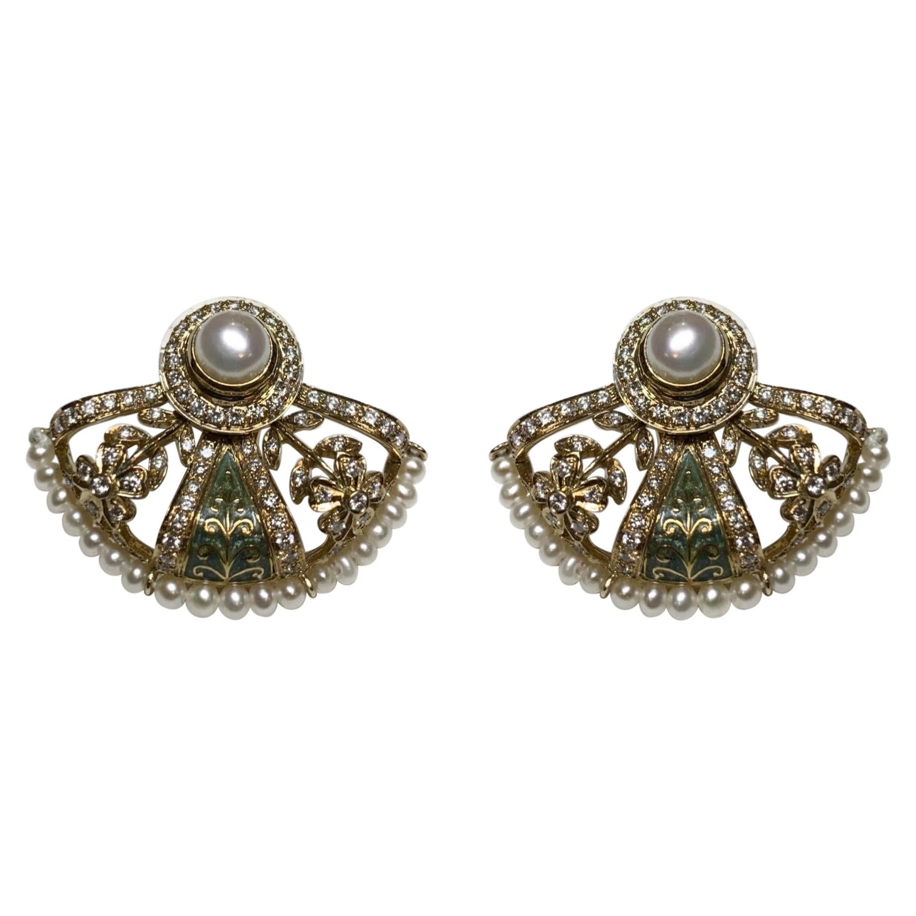 Perlen, Diamanten und grüne Emaille-Ohrringe aus 18 Karat Gold im Angebot