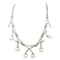 Collier en or blanc avec bavette en diamant et perle