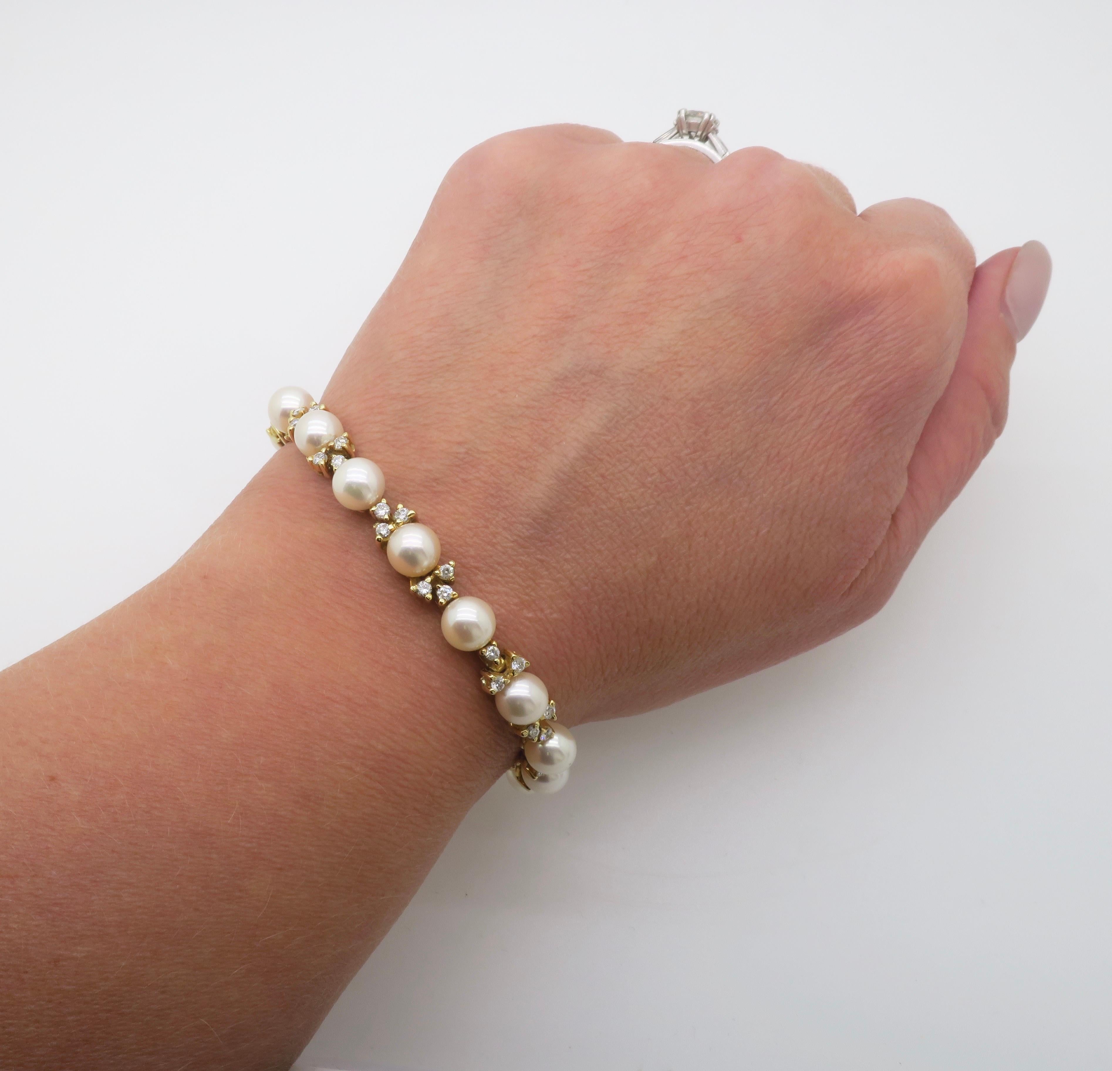 Elegante pulsera de perlas y diamantes realizada en oro amarillo de 18 quilates. 

Gema: Diamante y Perla Extraídos de la Tierra
Tamaño de la perla: 7,2 mm
Peso en quilates del diamante: 1.95CTW 
Talla de diamante: Talla Redonda Brillante 
Color: